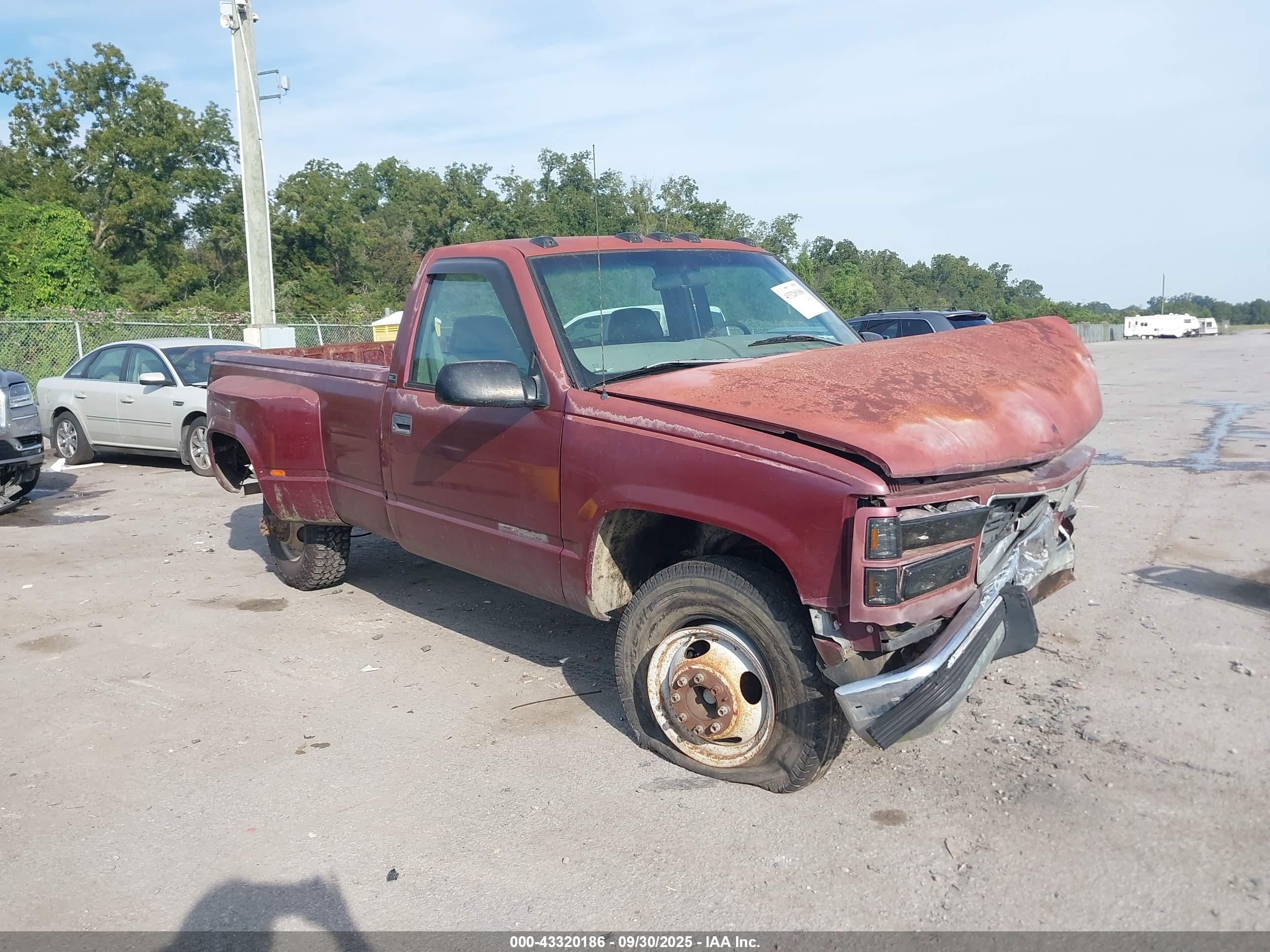 1997 GMC Sierra 3500, VIN 1GTHC34F3VE518494 — Front end
