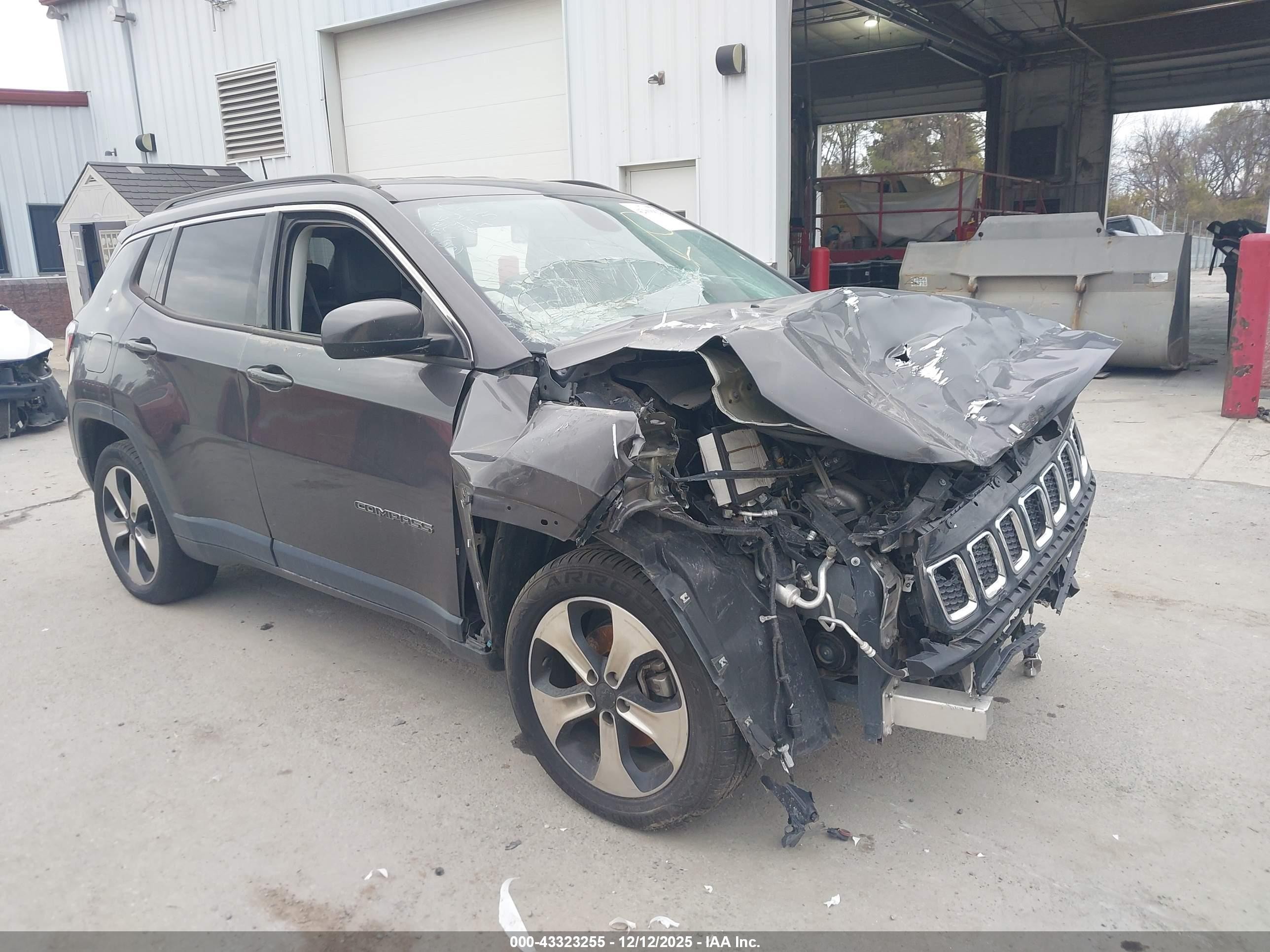 2018 Jeep Compass Latitude, VIN 3C4NJCBB9JT137364 — Front end