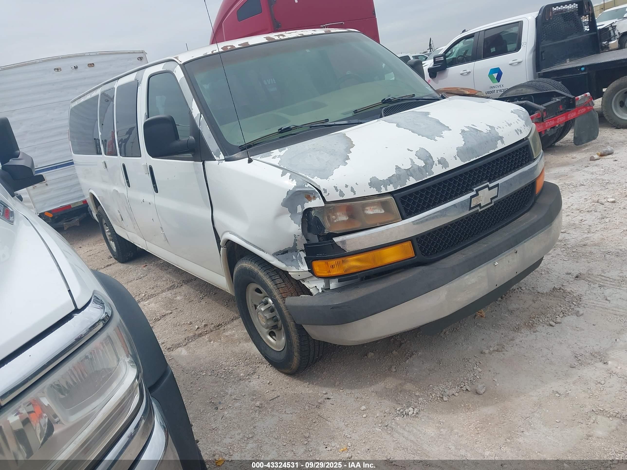 2004 Chevrolet Express Passenger, VIN 1GAHG39U841108056 — Side