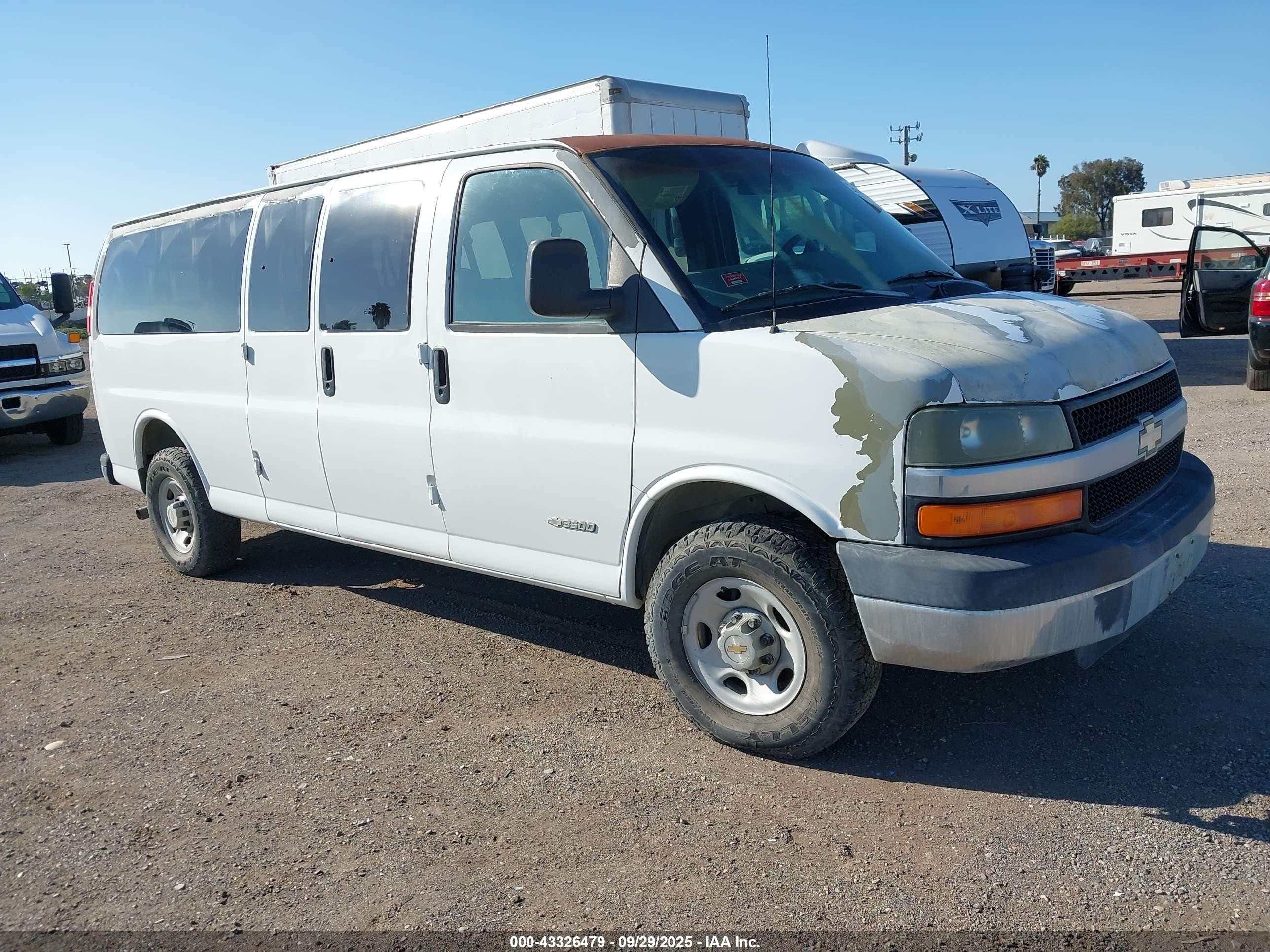 2004 Chevrolet Express Passenger, VIN 1GAHG39U541199495 — Front end