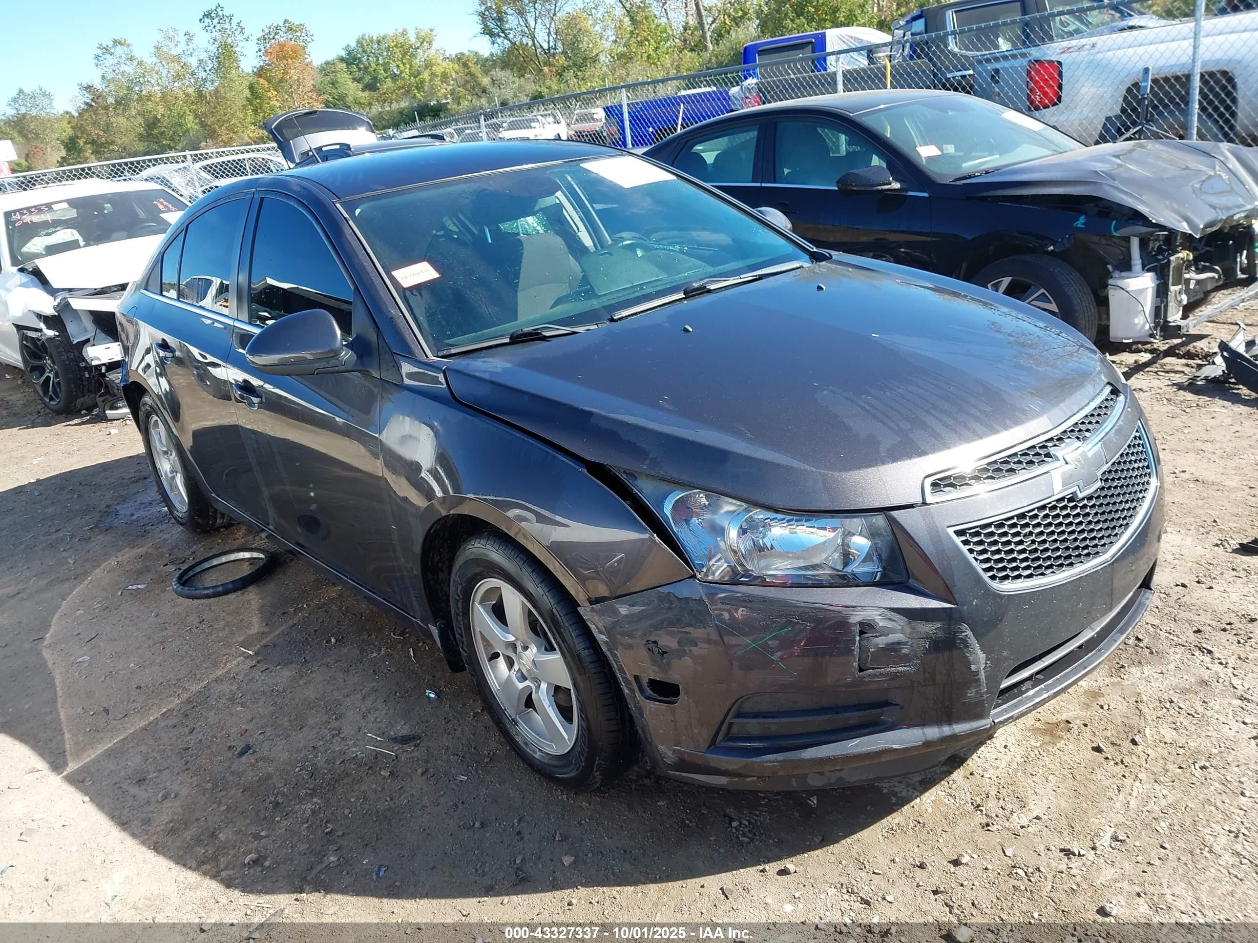 2014 Chevrolet Cruze 1LT, VIN 1G1PC5SB3E7468362 — Side