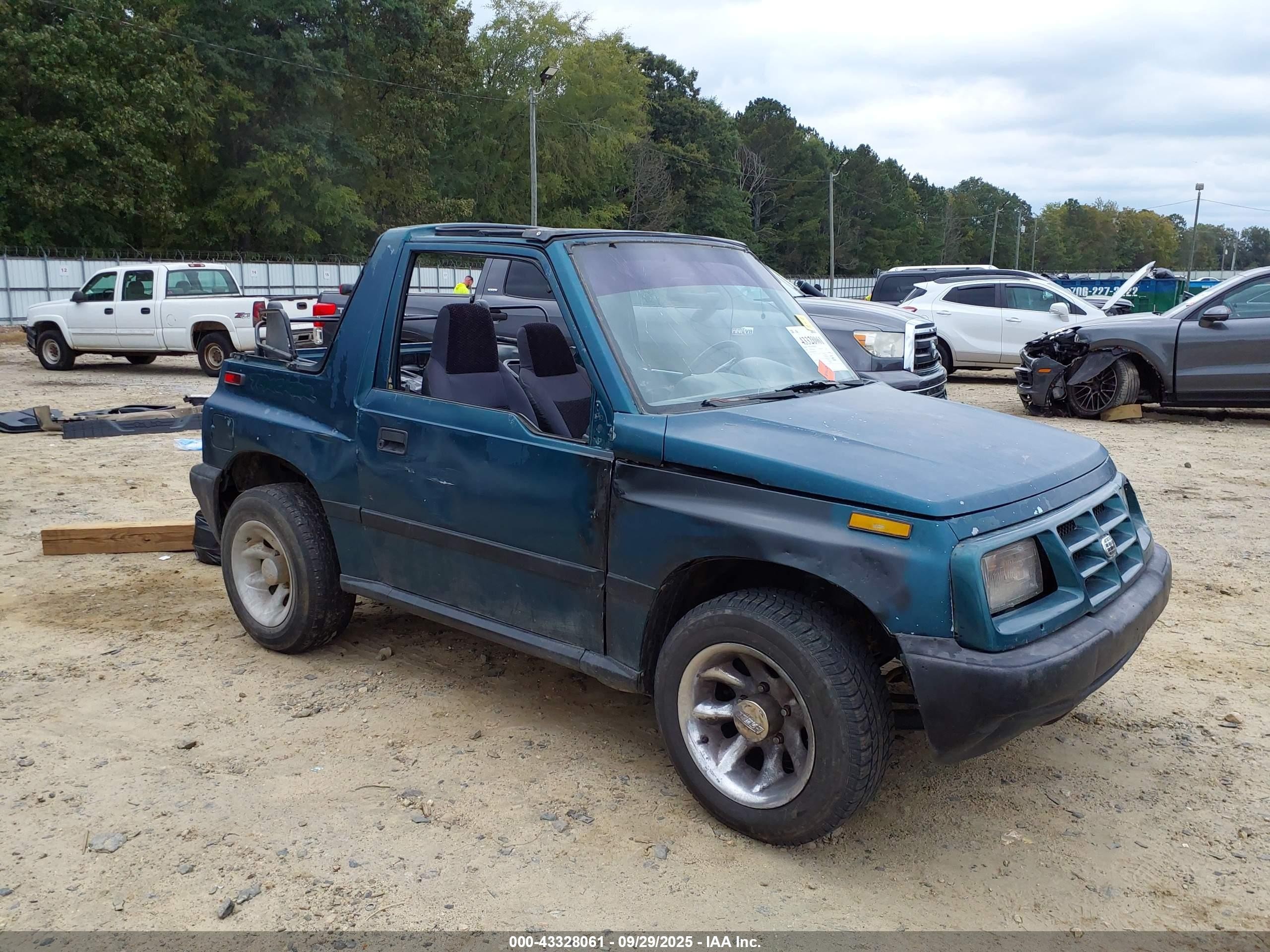 1998 Chevrolet Tracker, VIN 2CNBE1865W6925992 — Side