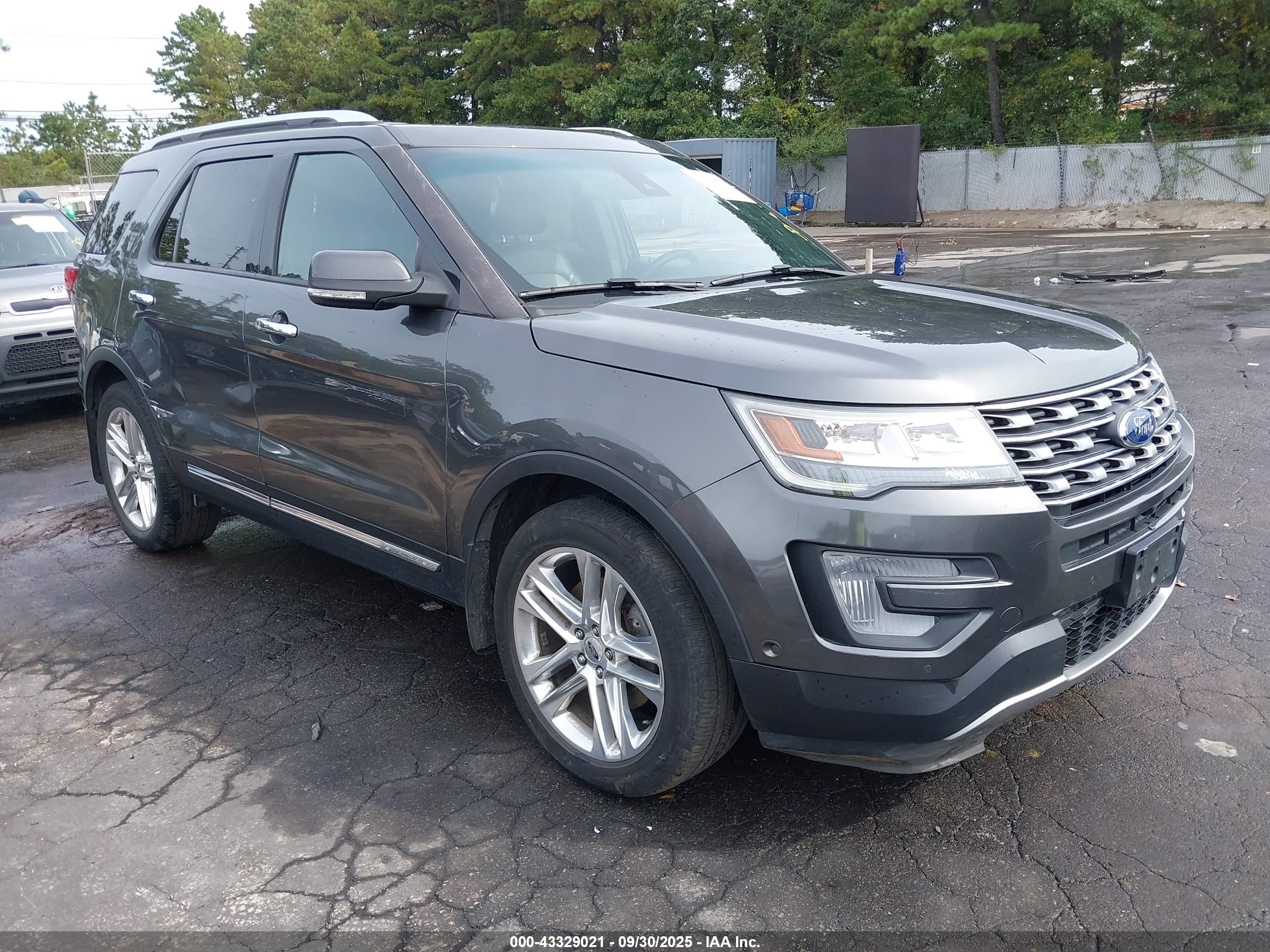2017 Ford Explorer Limited, VIN 1FM5K8F80HGE07827 — Side