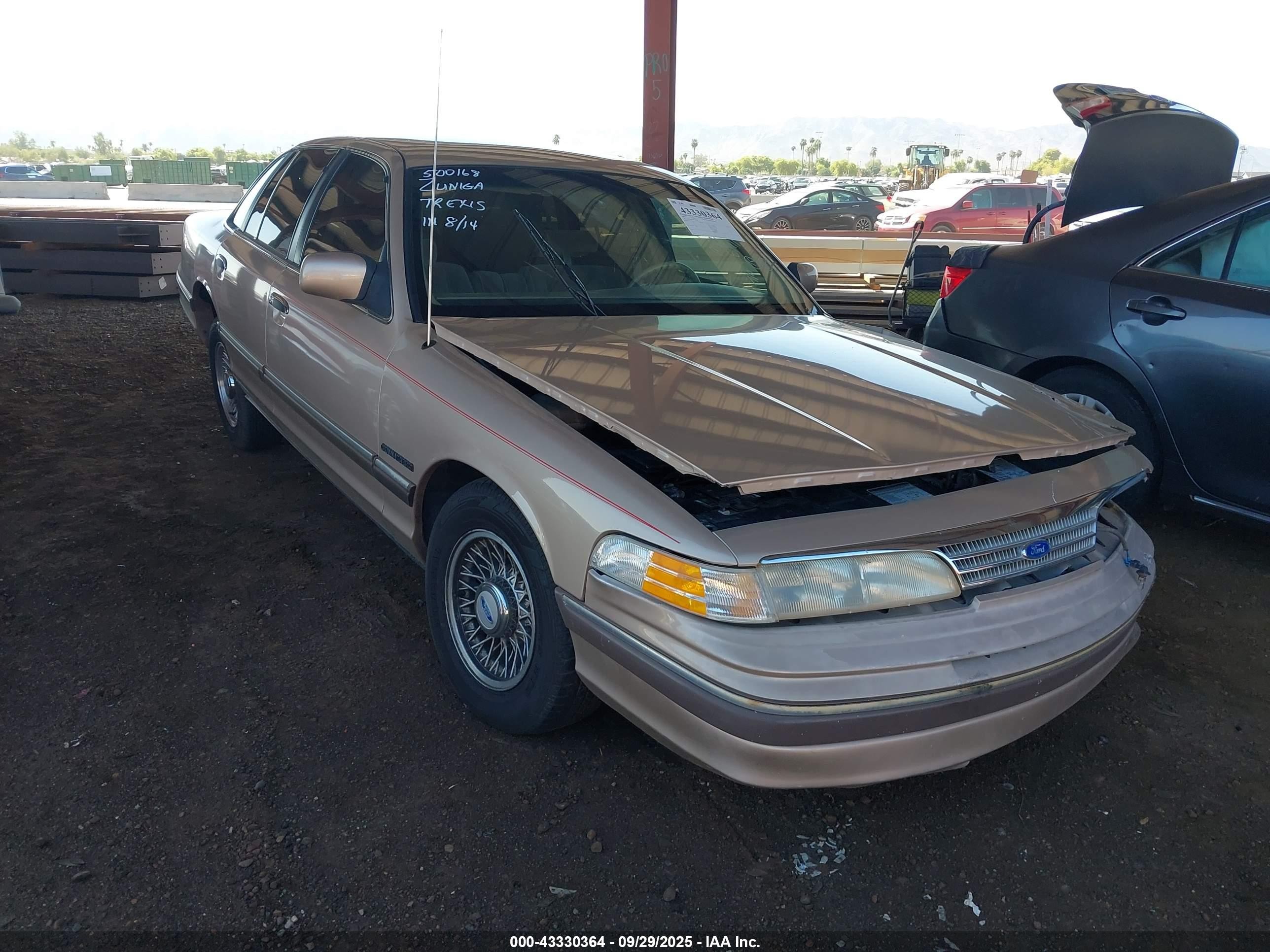 1993 Ford Crown Victoria LX, VIN 2FALP74W2PX198582 — Front end