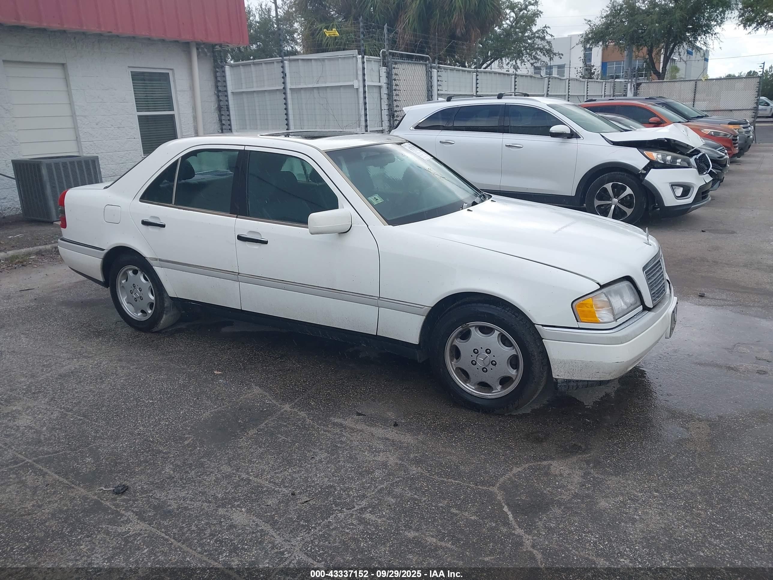 1996 Mercedes-Benz C, VIN WDBHA22E5TF432653 — Front end