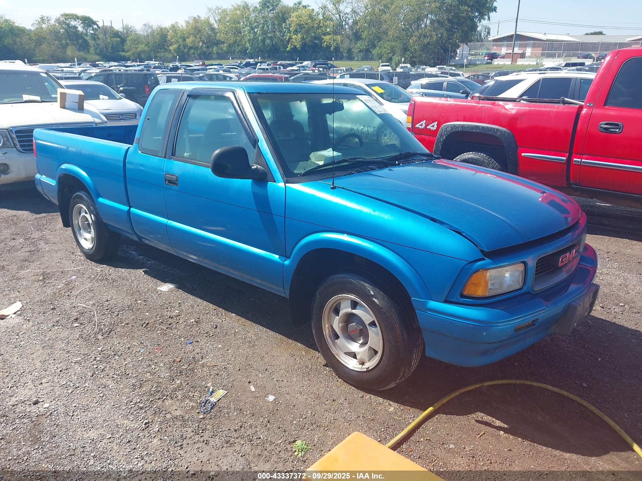 1994 GMC Sonoma SLS, VIN 1GTCS1948R8532856 — Normal wear