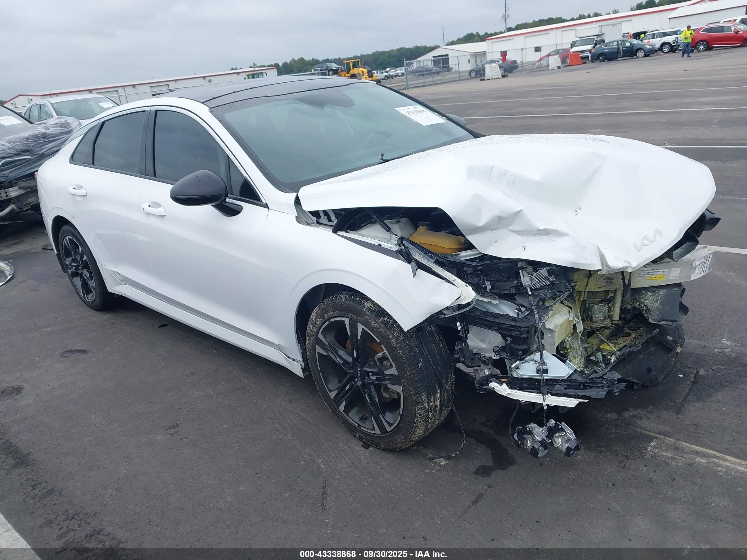 2023 Kia K5 GT-Line, VIN 5XXG64J2XPG190676 — Front end