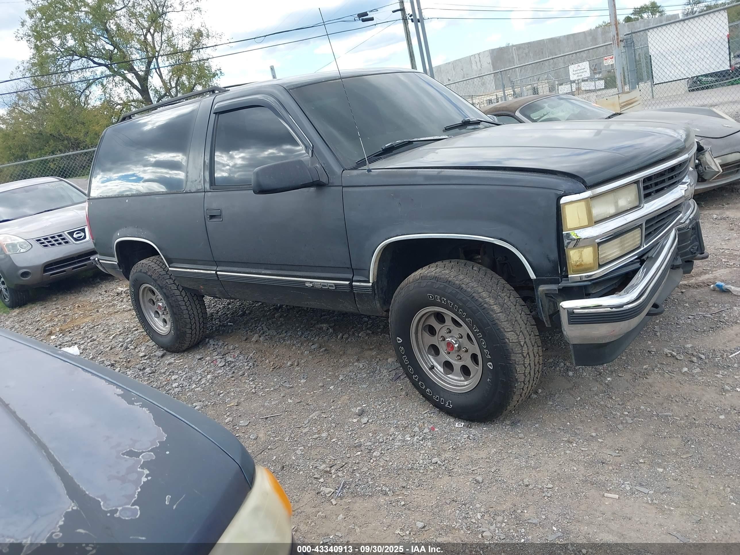 1997 Chevrolet Tahoe, VIN 3GNEK18R8VG101807 — Перед
