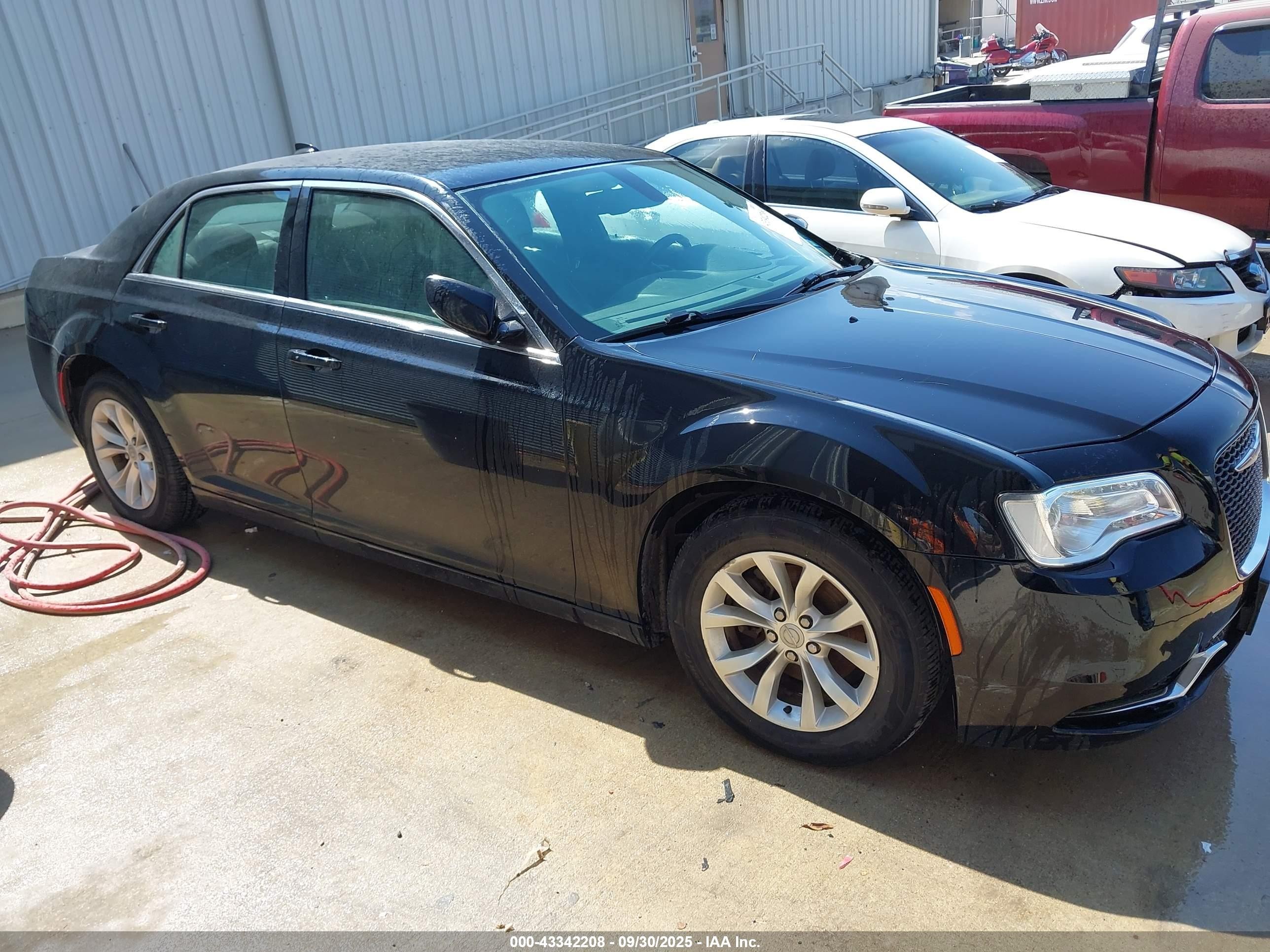 2015 Chrysler 300 Limited, VIN 2C3CCAAG8FH792168 — Перед