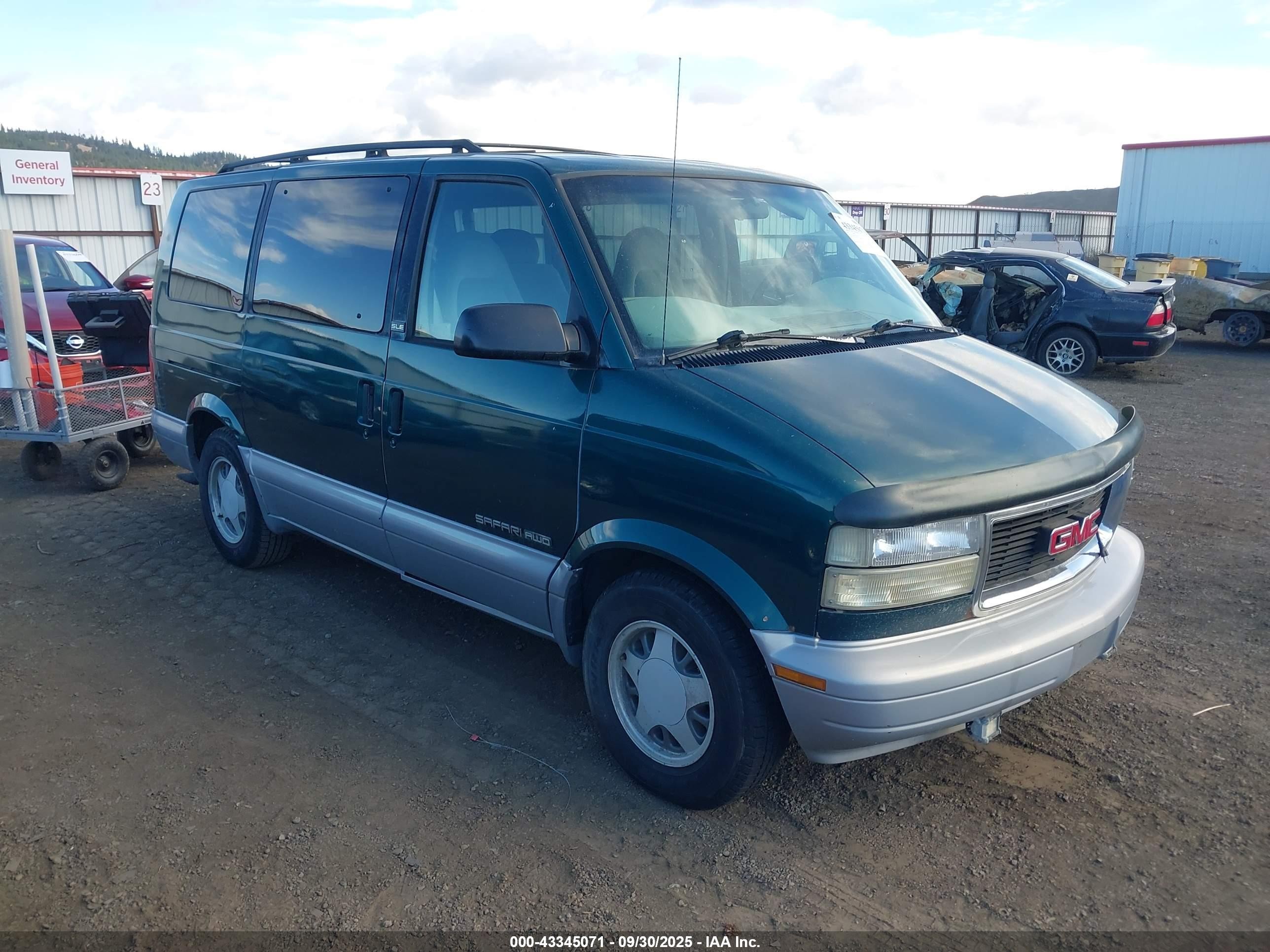 1997 GMC Safari, VIN 1GKEL19W9VB536133 — Front end