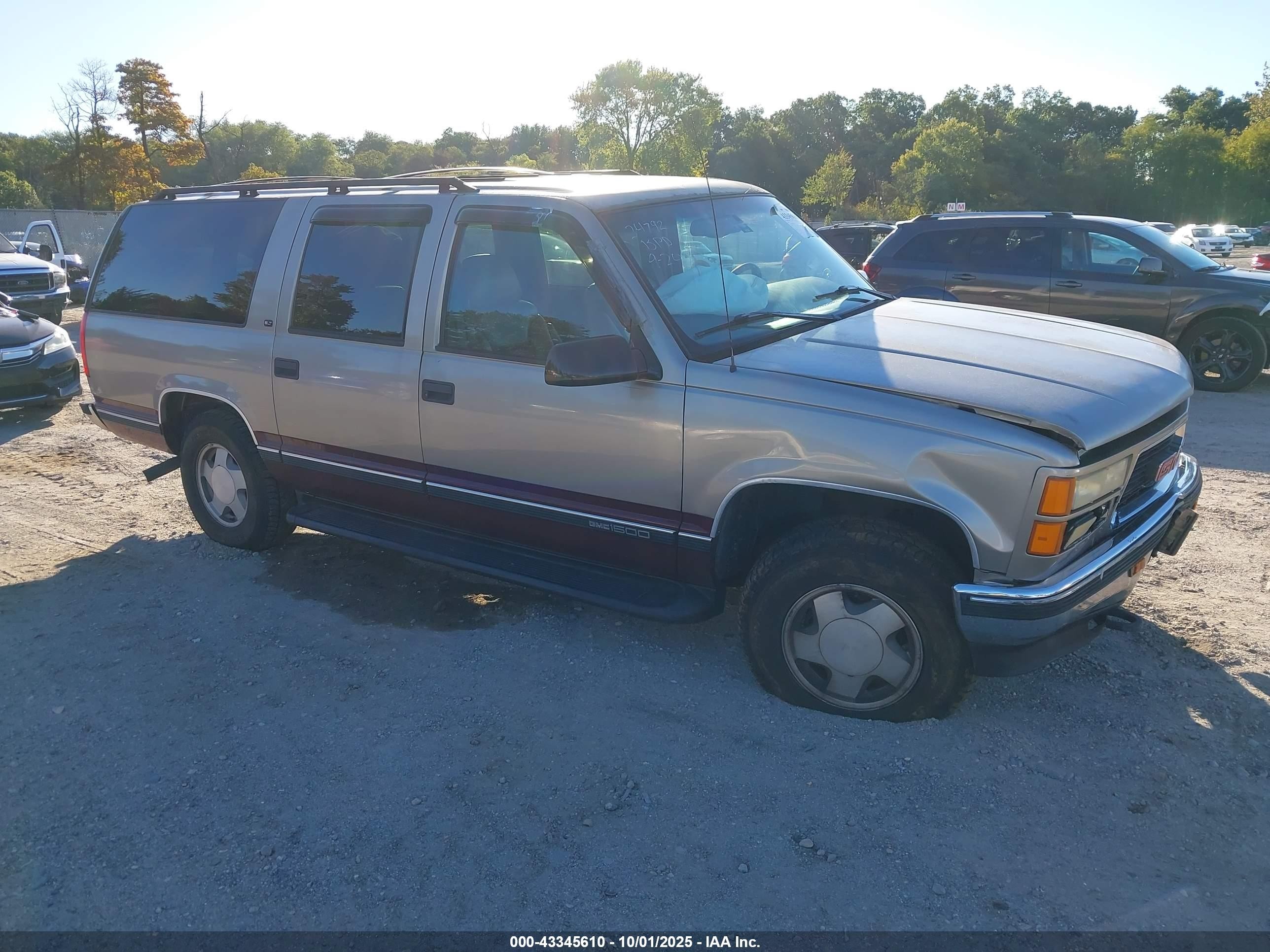 1998 GMC Suburban, VIN 1GKFK16R4WJ717265 — Front end