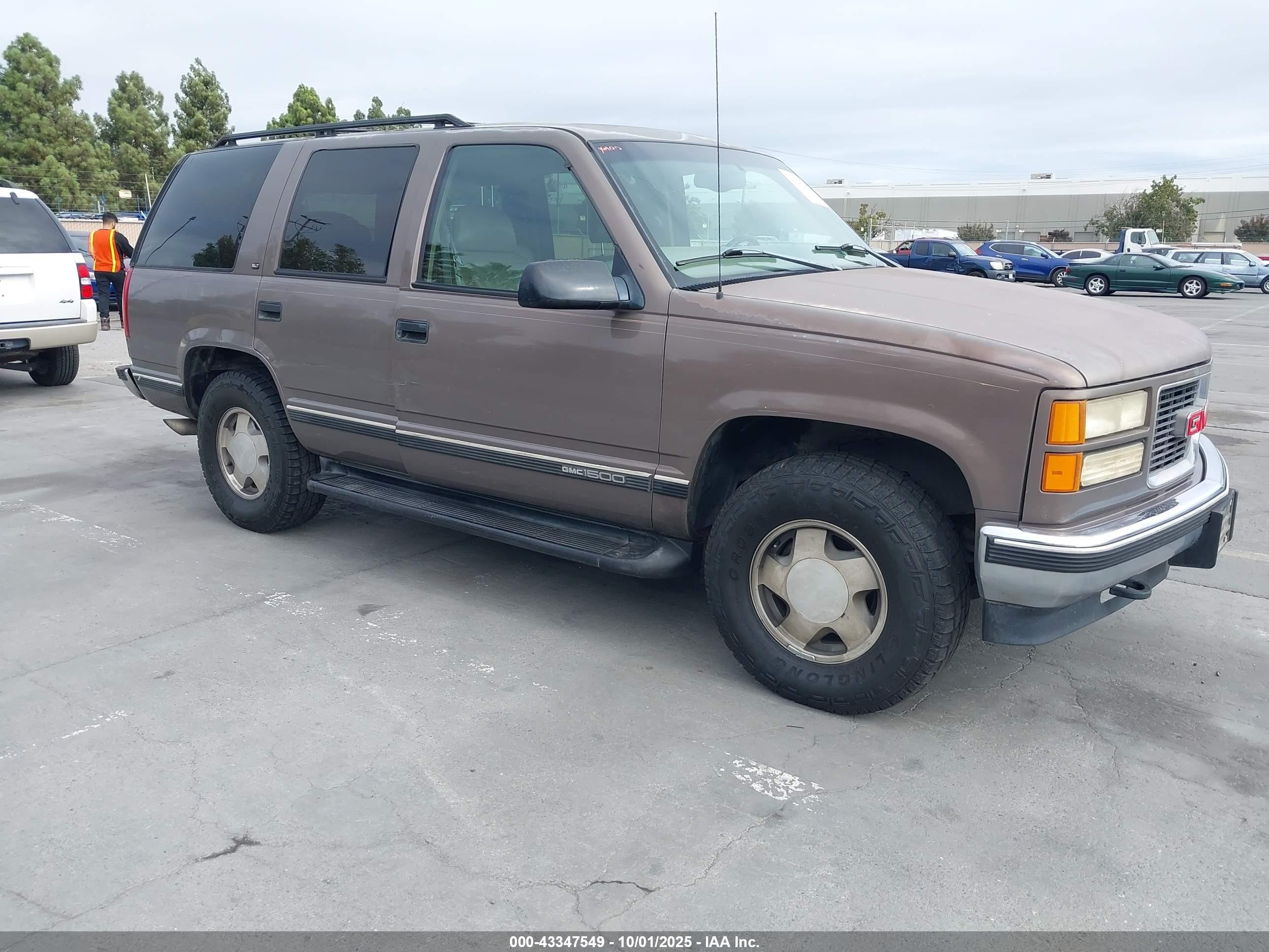 1998 GMC Yukon, VIN 1GKEK13R3WJ725261 — Normal wear