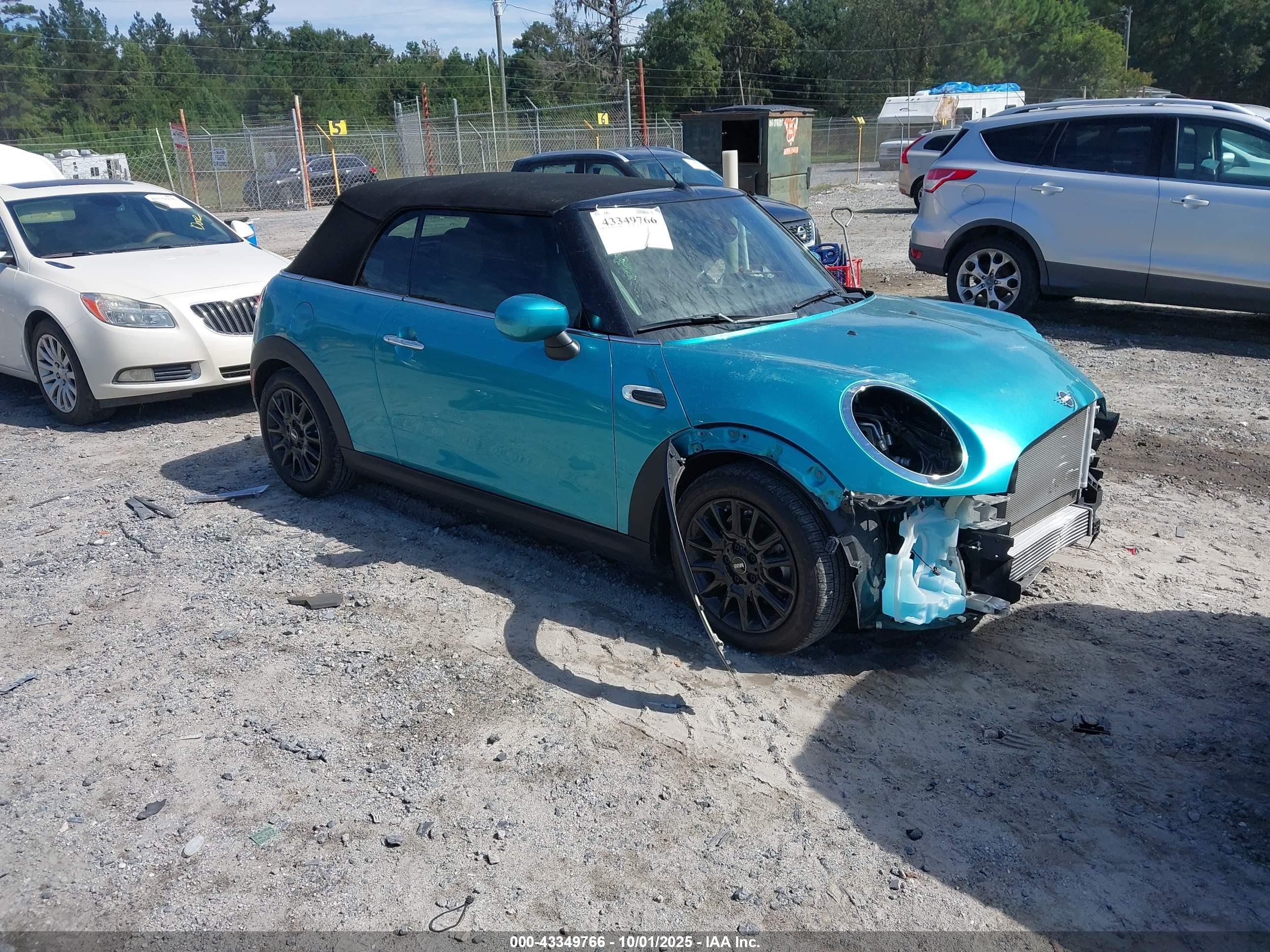 2021 MINI Convertible Cooper, VIN WMWWJ3C08M3M43101 — Перед