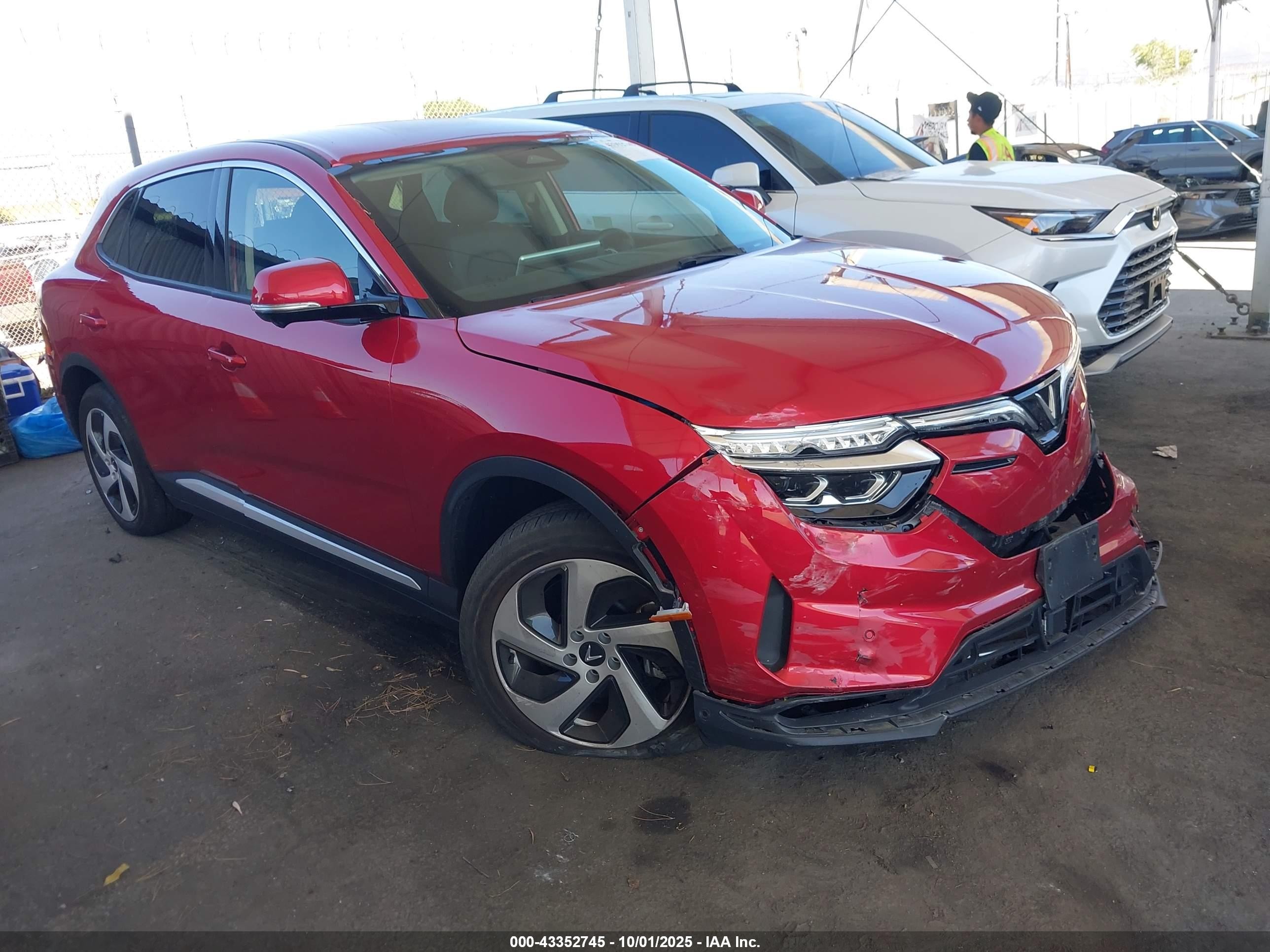 2024 VinFast VF 8 Eco, VIN RLLV1AEB4RH008559 — Перед