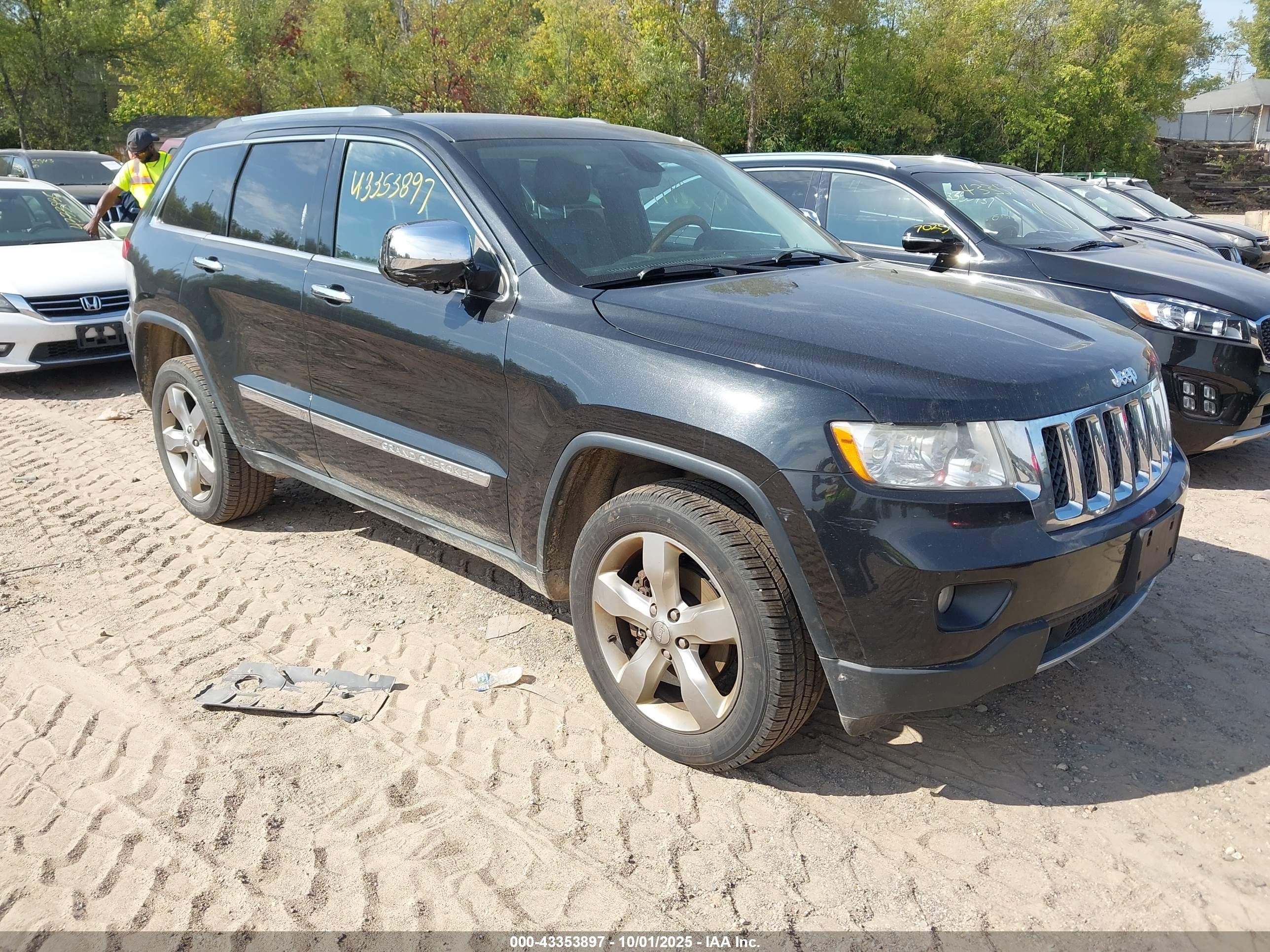 2013 Jeep Grand Cherokee Overland, VIN 1C4RJFCG1DC599463 — Normal wear