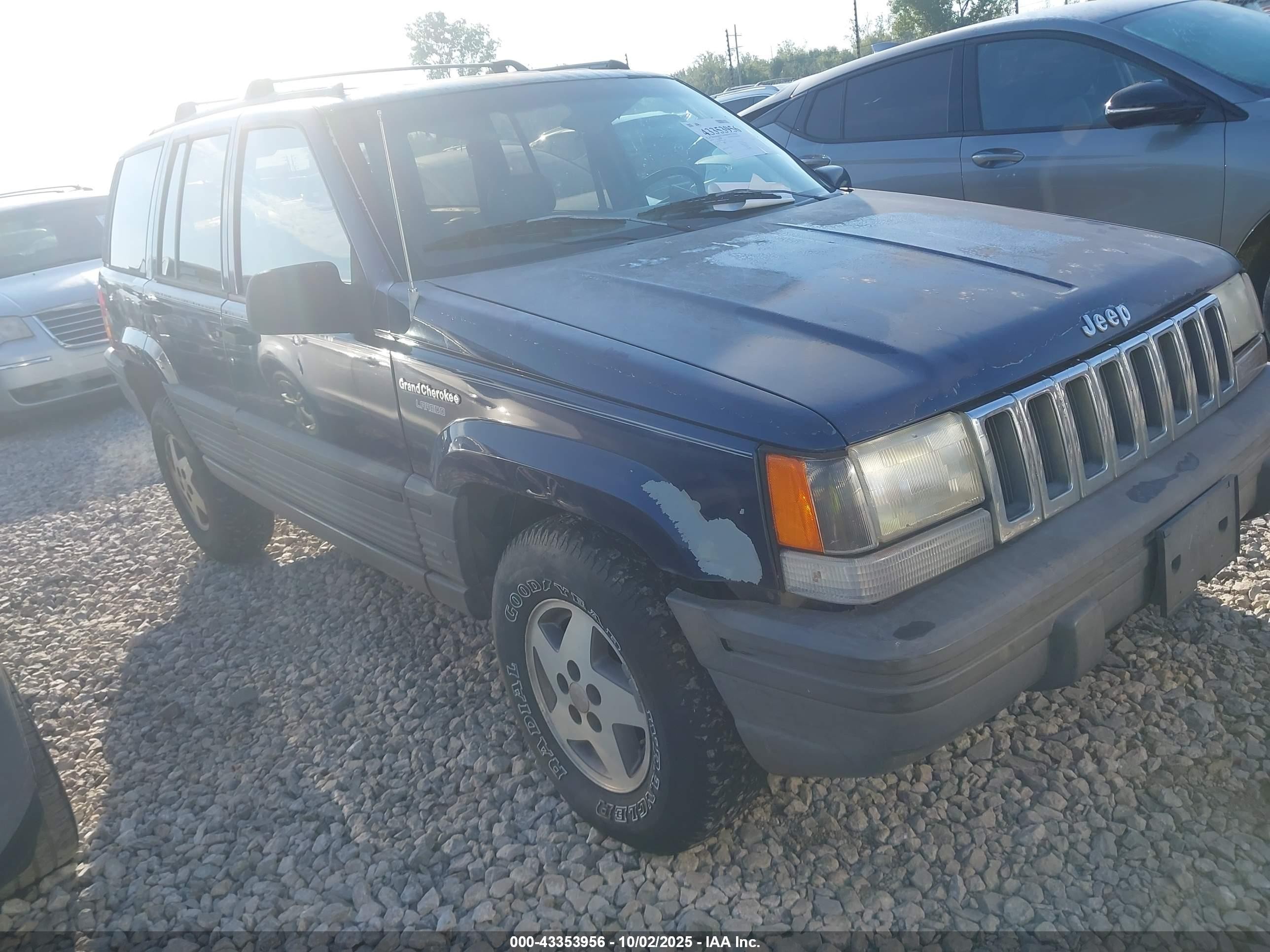 1994 Jeep Grand Cherokee Laredo, VIN 1J4GZ58Y1RC270002 — Front end