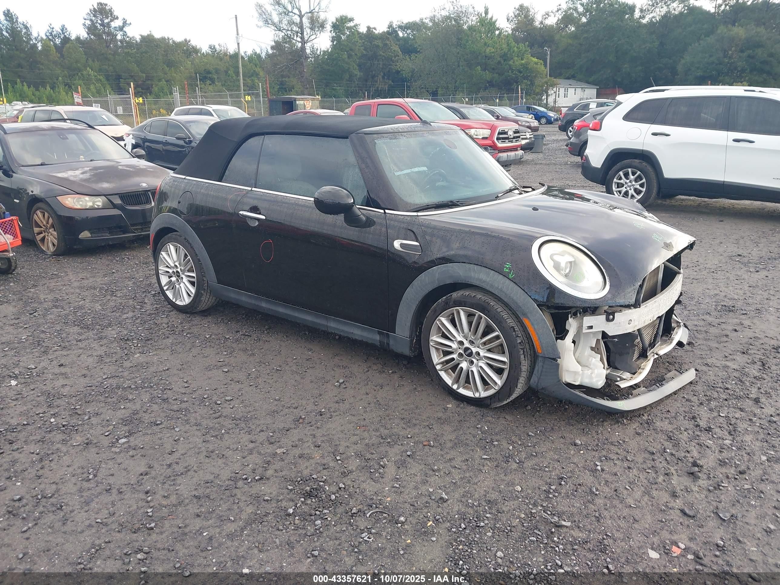 2017 MINI Convertible Cooper, VIN WMWWG5C3XH3C99239 — Перед
