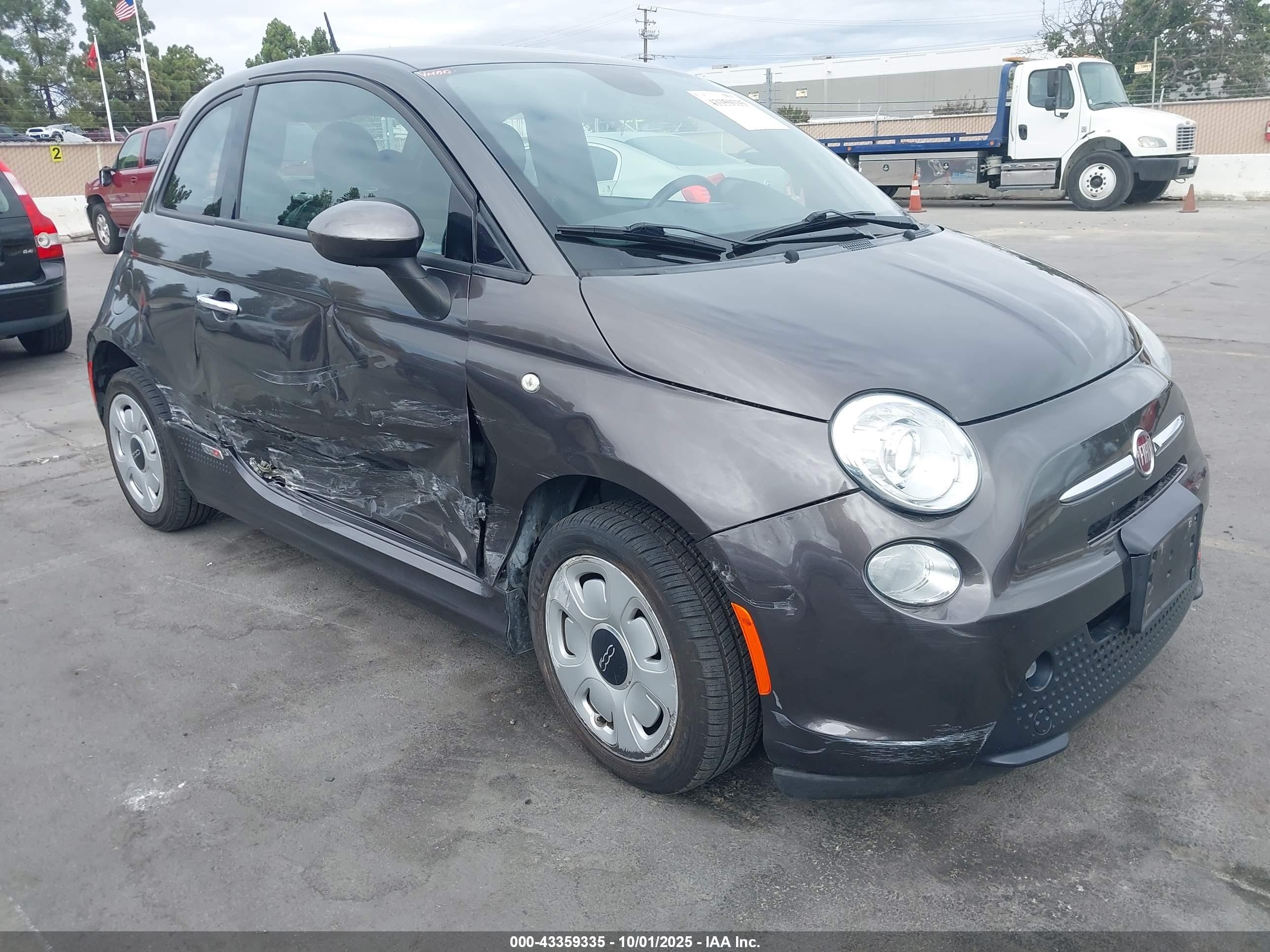 2015 FIAT 500e, VIN 3C3CFFGE8FT681556 — Side