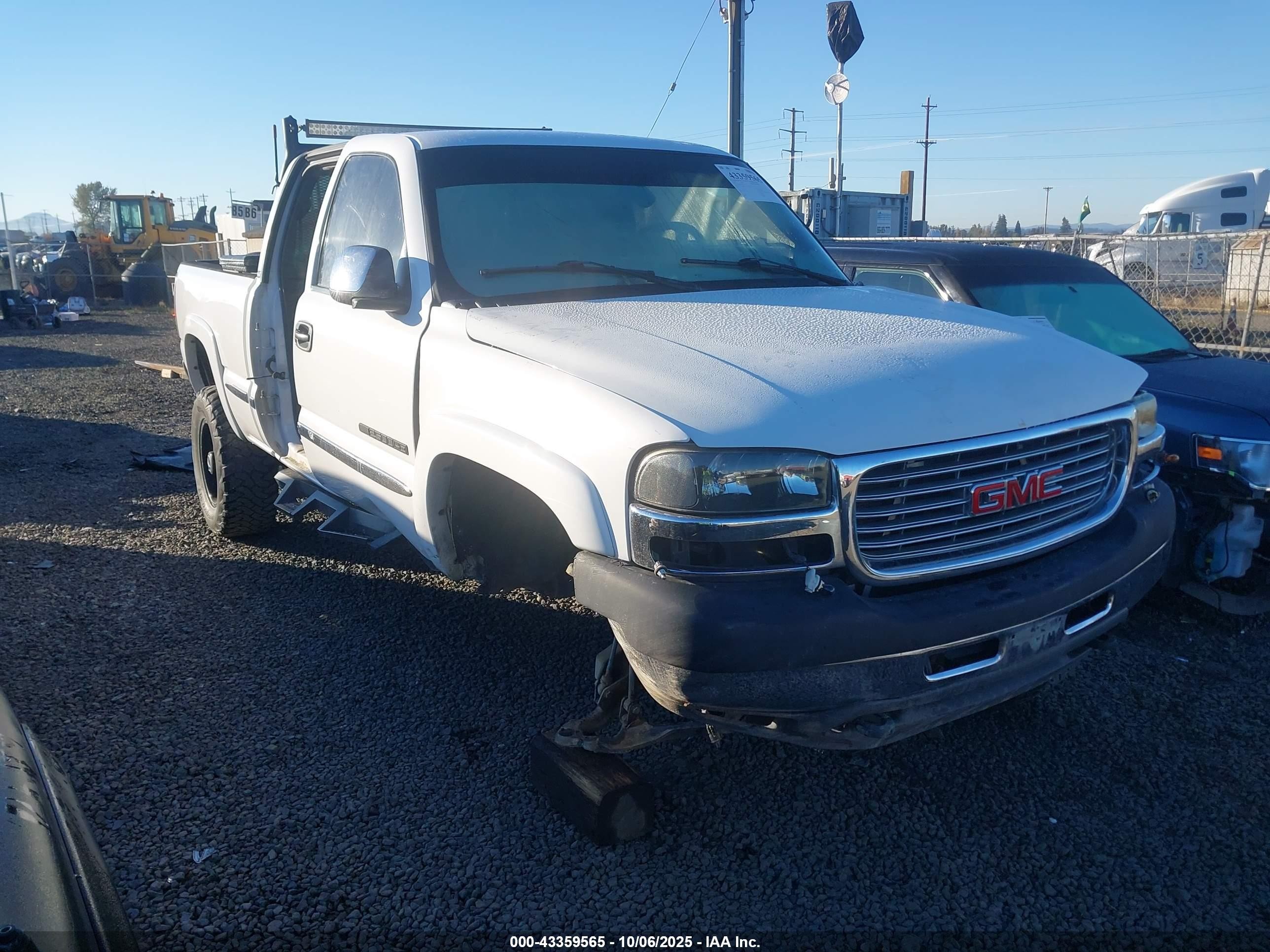 2002 GMC Sierra 2500HD SLE, VIN 1GTHK29U32Z211500 — Side