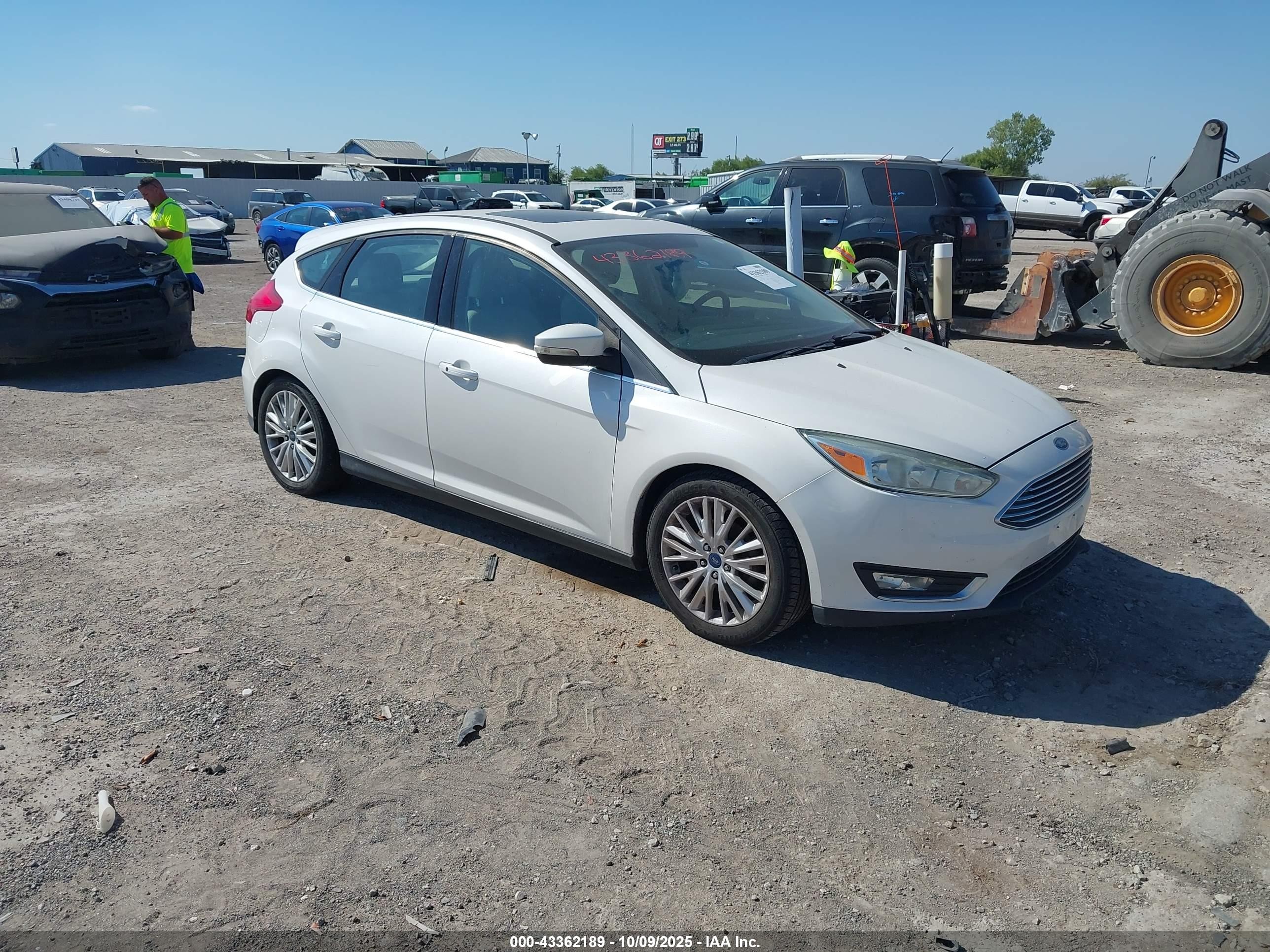 2015 Ford Focus Titanium, VIN 1FADP3N24FL323456 — Side