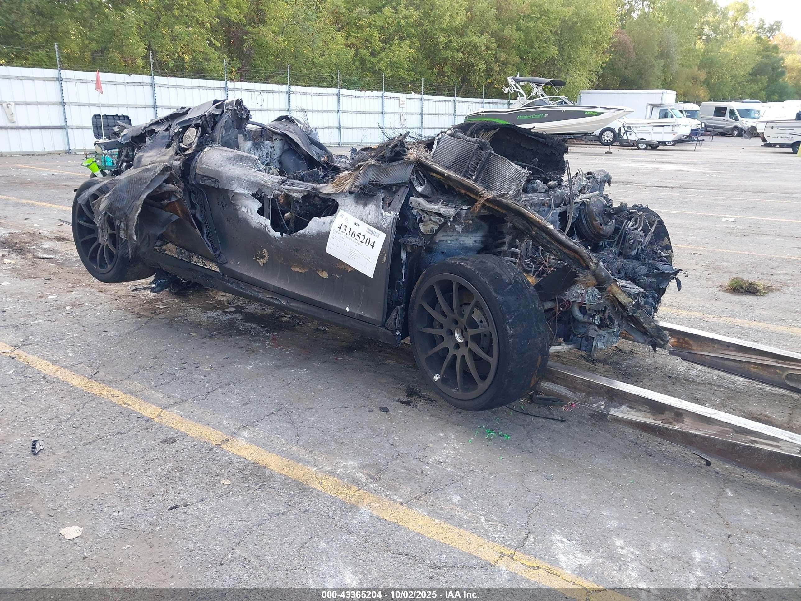 2011 Audi R8 5.2L, VIN WUAANAFG7BN000196 — Пожар в моторном отсеке