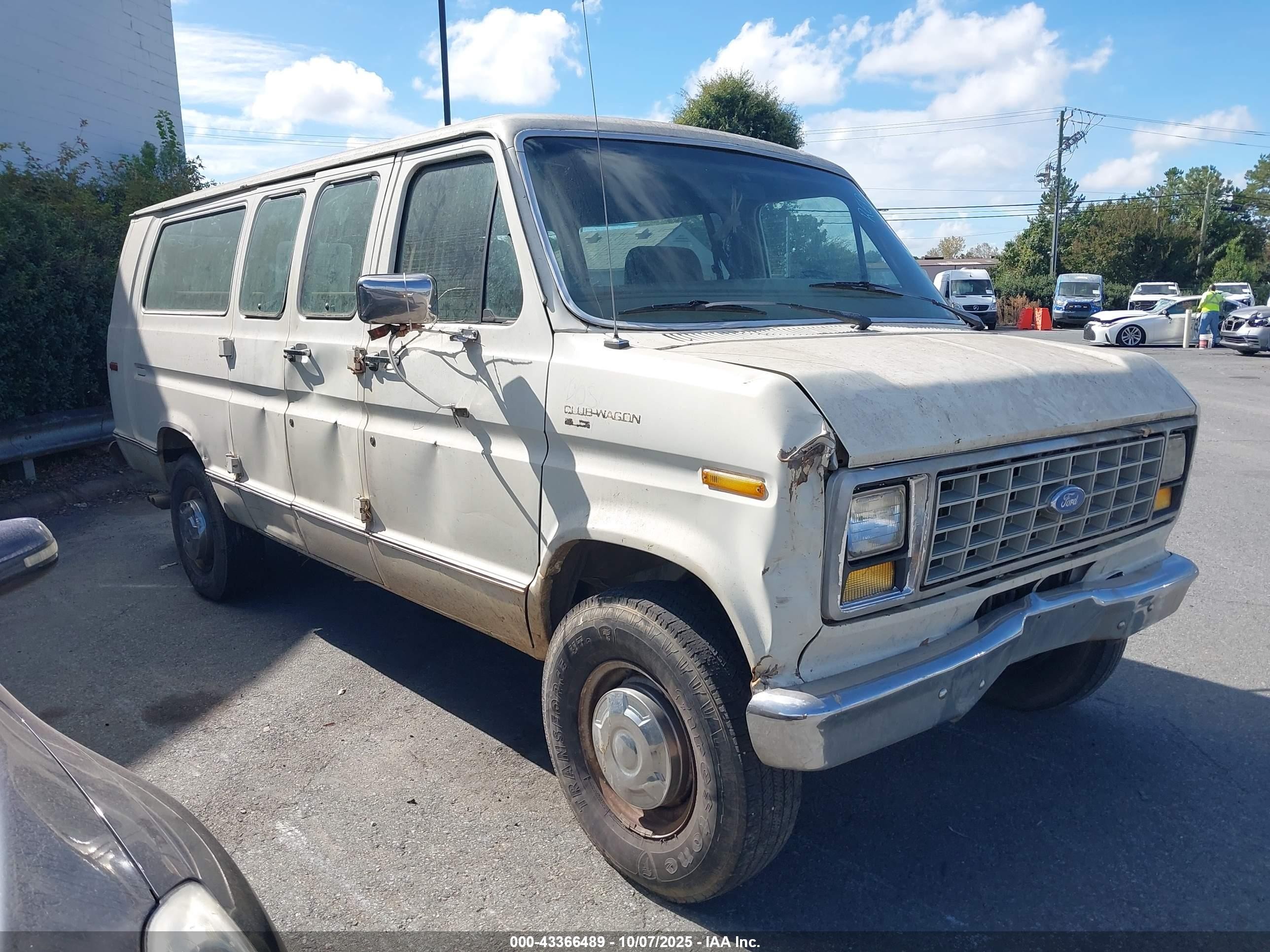 1989 Ford Econoline Wagon XL, VIN 1FBJS31H0KHB76771 — Normal wear