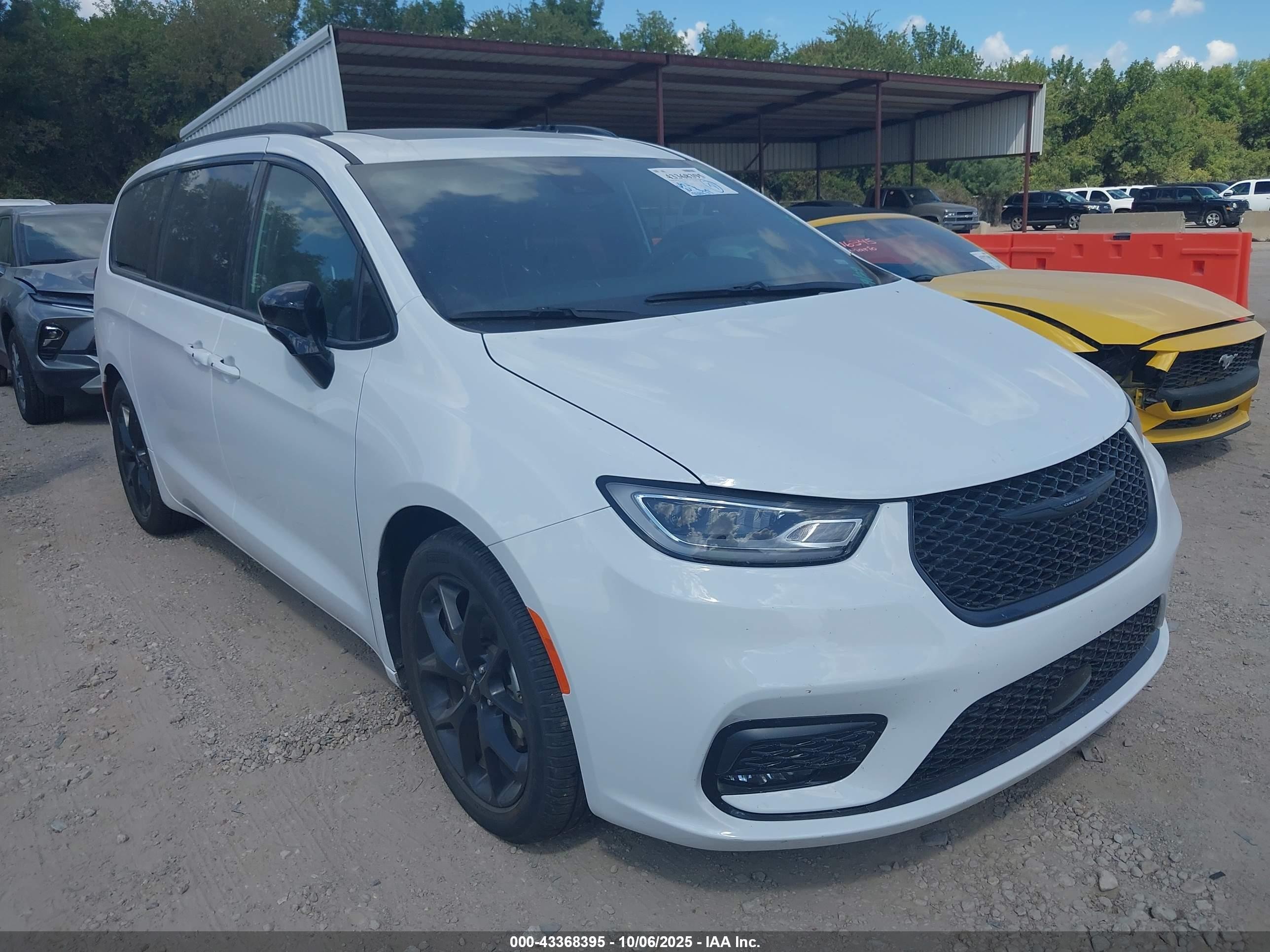 2025 Chrysler Pacifica Limited, VIN 2C4RC1GGXSR535191 — Auction photo
