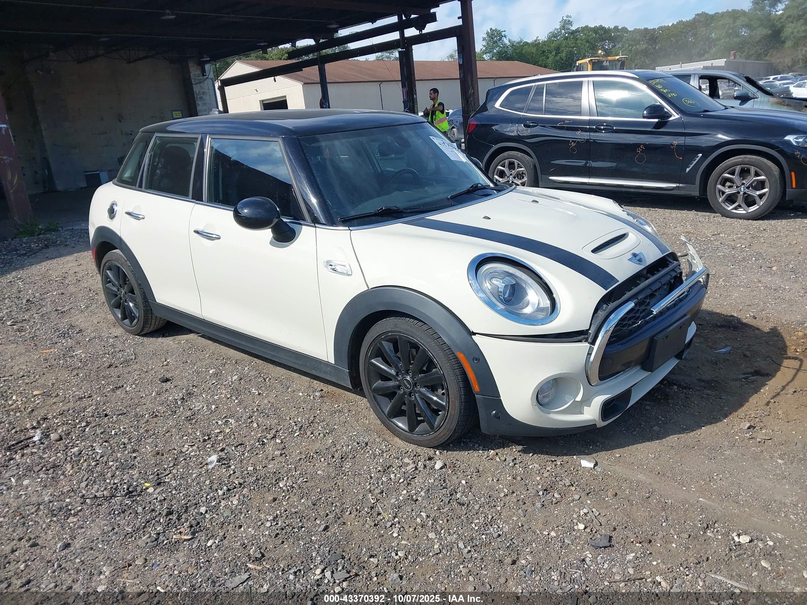 2018 MINI Hardtop 4 Door Cooper S, VIN WMWXU3C55J2F50537 — Перед