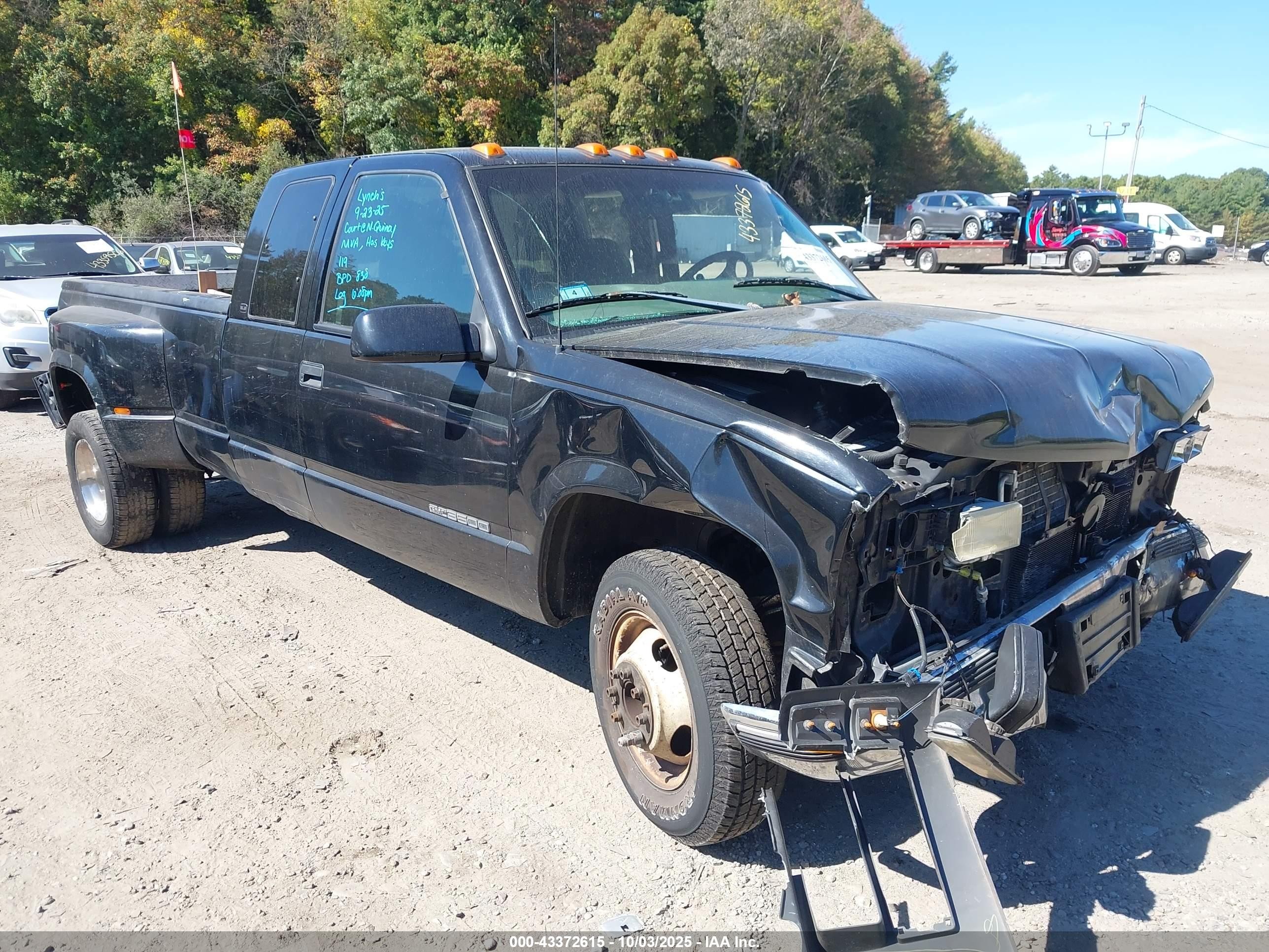 2000 GMC Sierra 3500, VIN 1GTHC39F8YF520409 — Front end