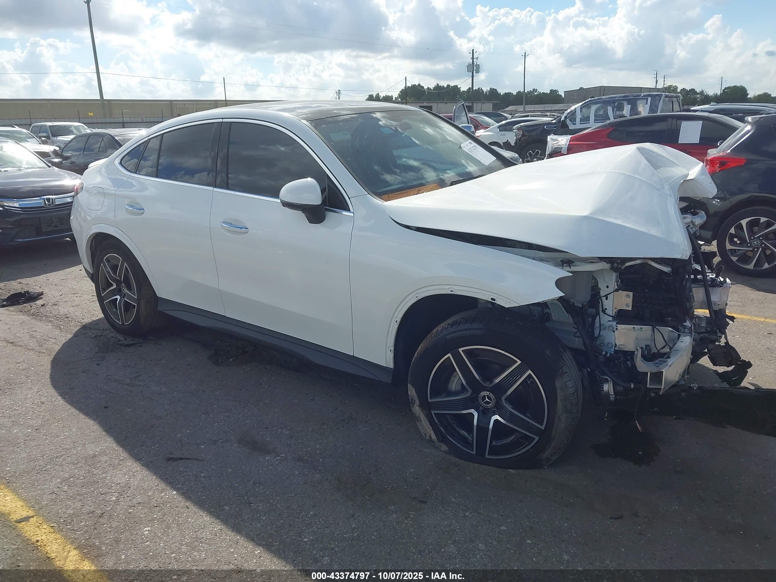 2025 Mercedes-Benz GLC 300, VIN W1NKJ4HB6SF263122 — Перед