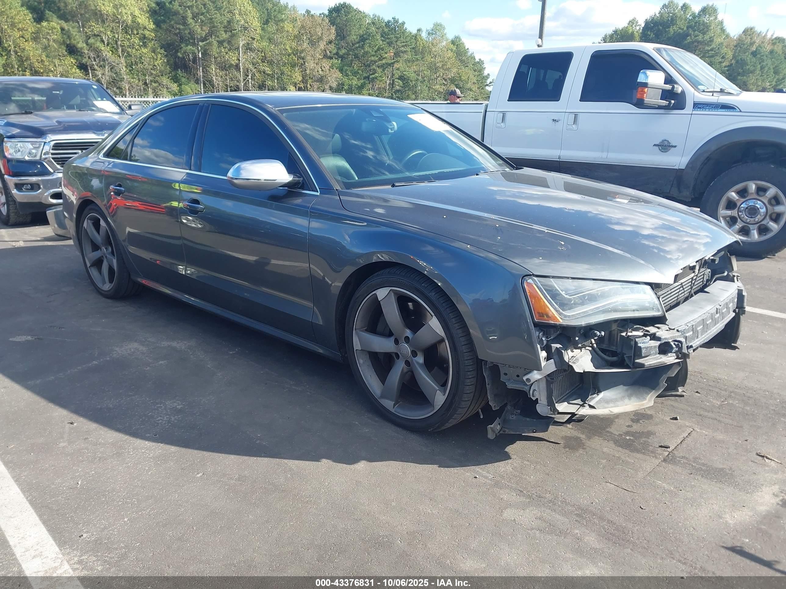 2014 Audi S8, VIN WAUD2AFD9EN004471 — Front end
