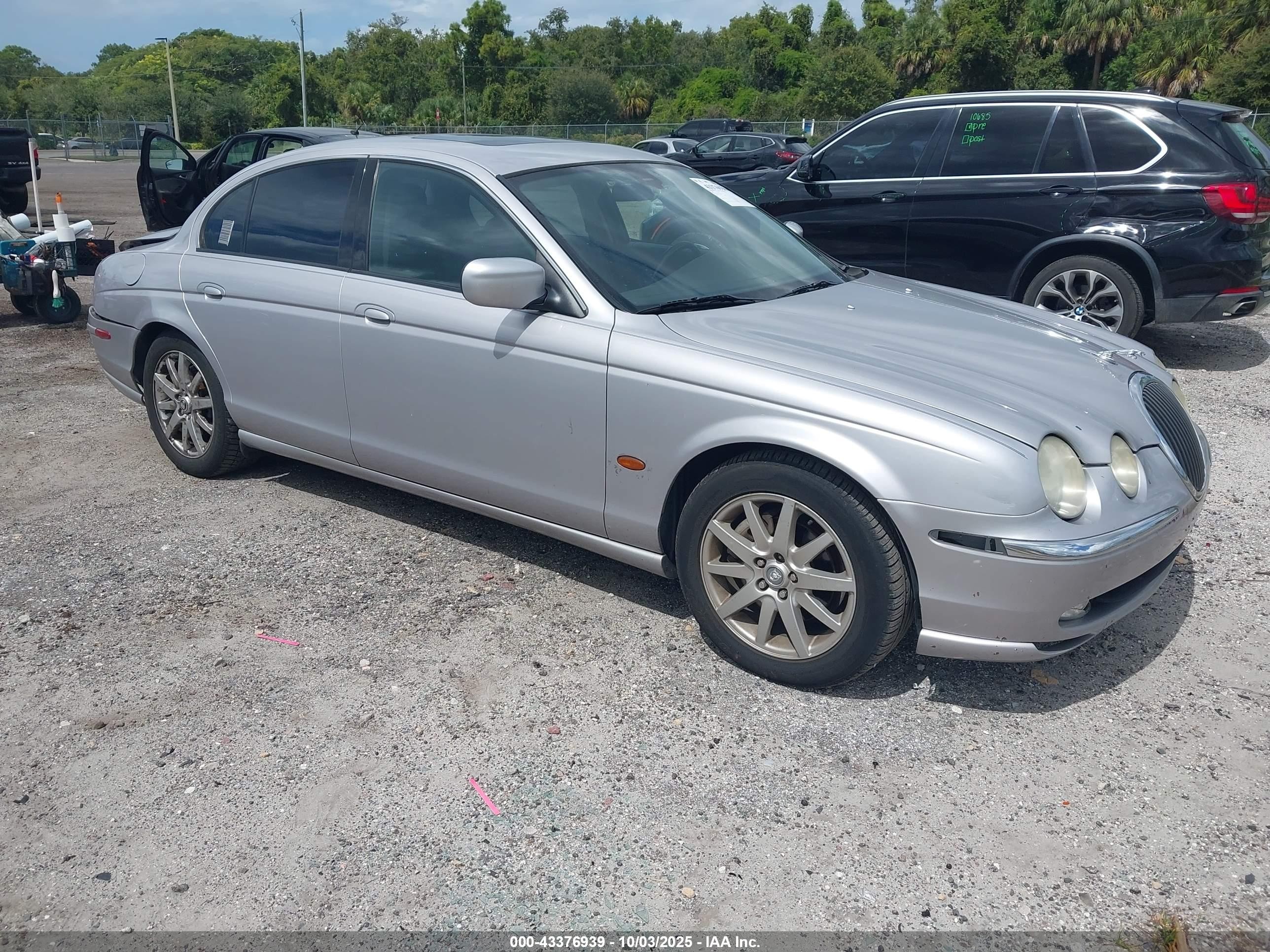 2002 Jaguar S-Type, VIN SAJDA03N92FM38815 — Зад
