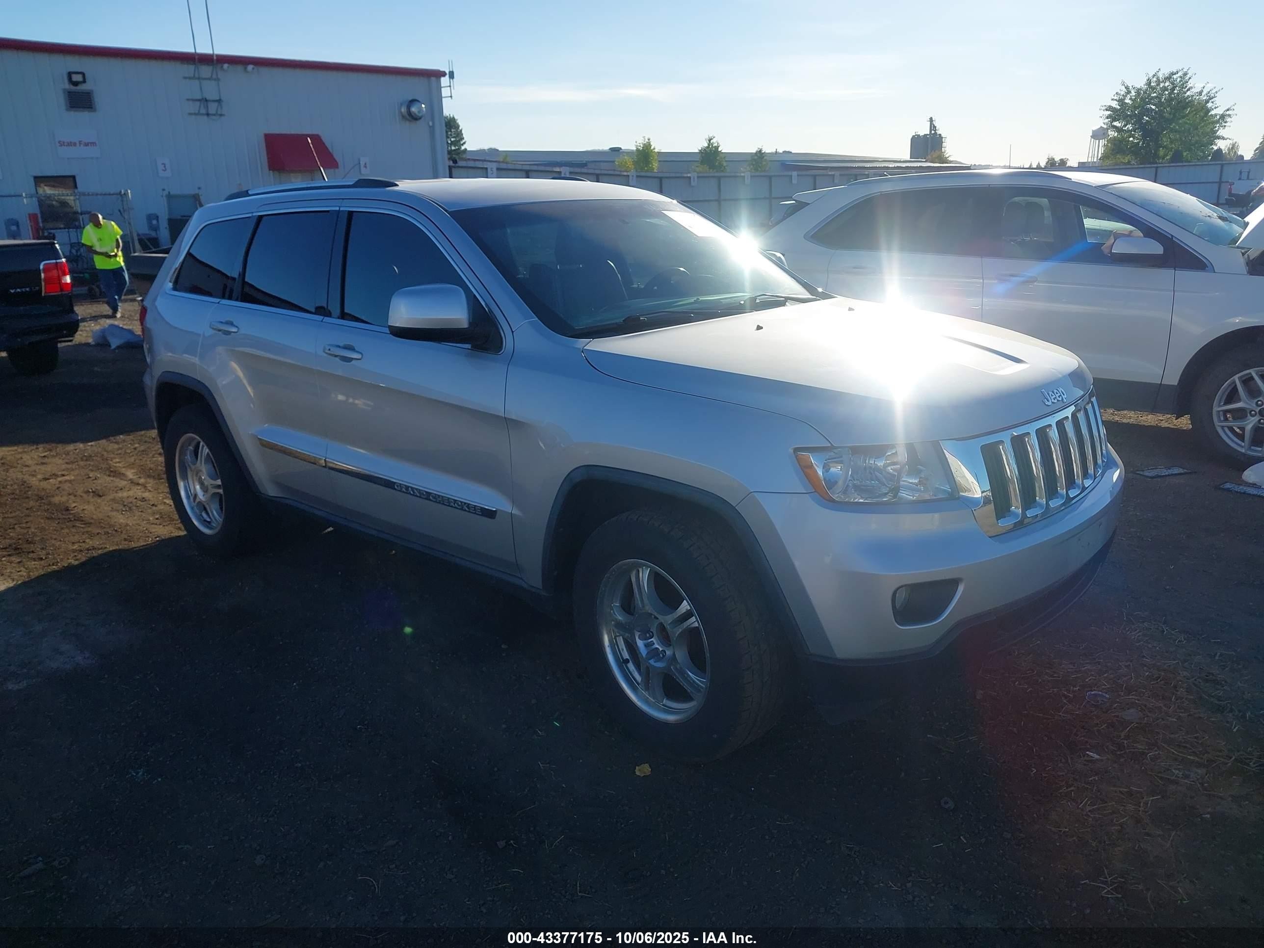 2011 Jeep Grand Cherokee Laredo, VIN 1J4RR4GGXBC522590 — Side
