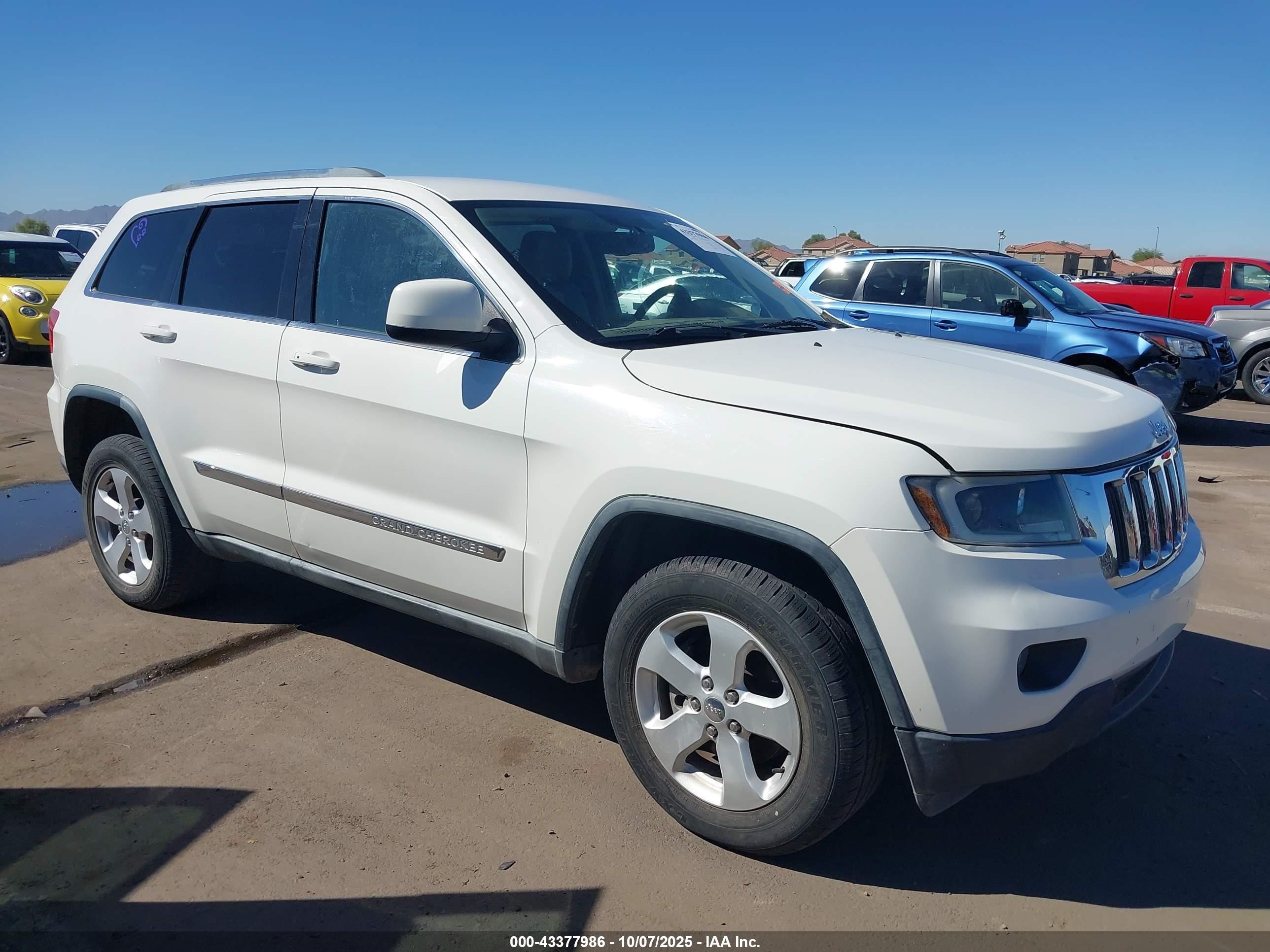 2011 Jeep Grand Cherokee Laredo, VIN 1J4RS4GG3BC545293 — Front end