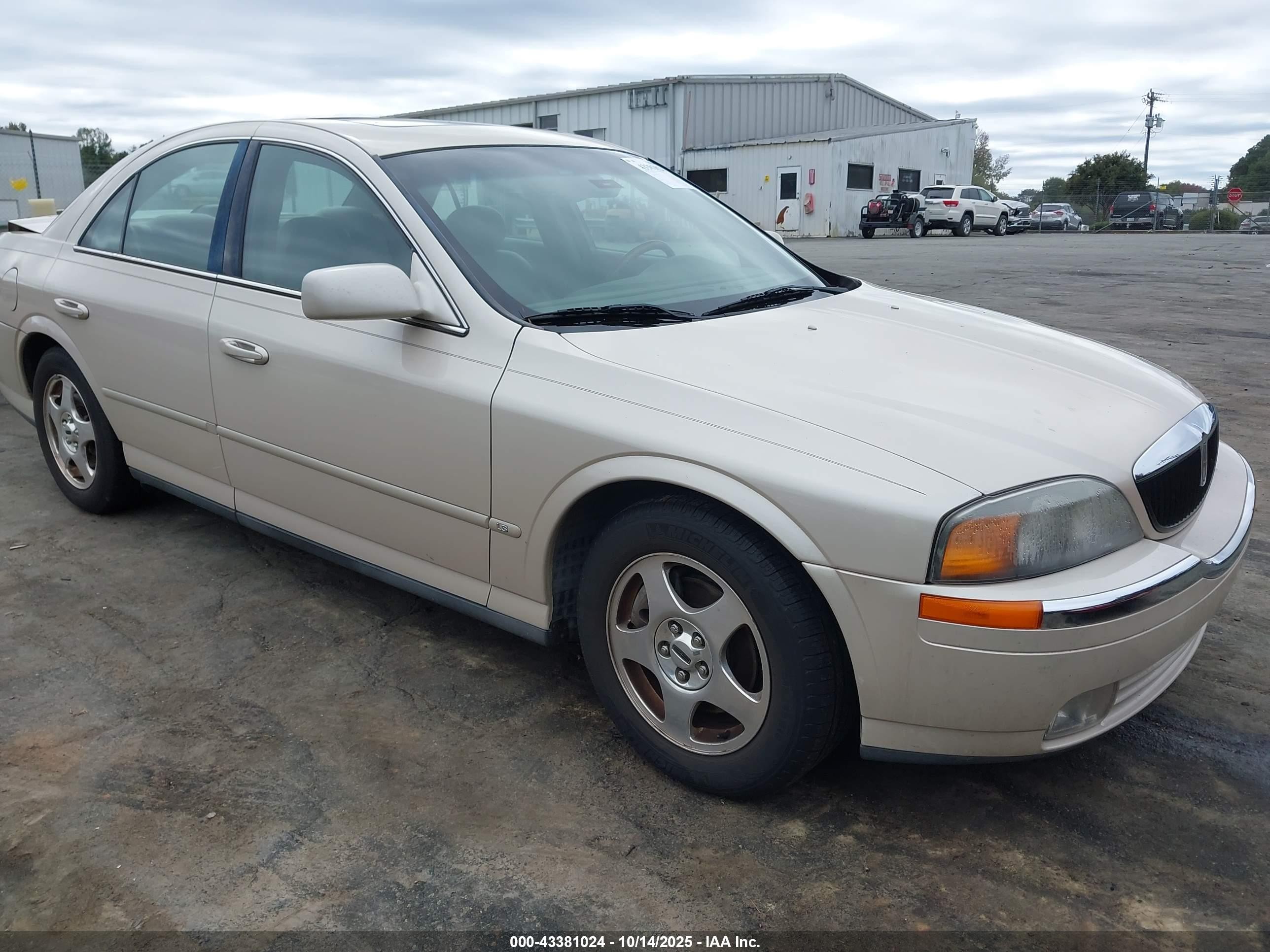 2001 Lincoln LS Sport, VIN 1LNHM86S61Y657320 — Зад