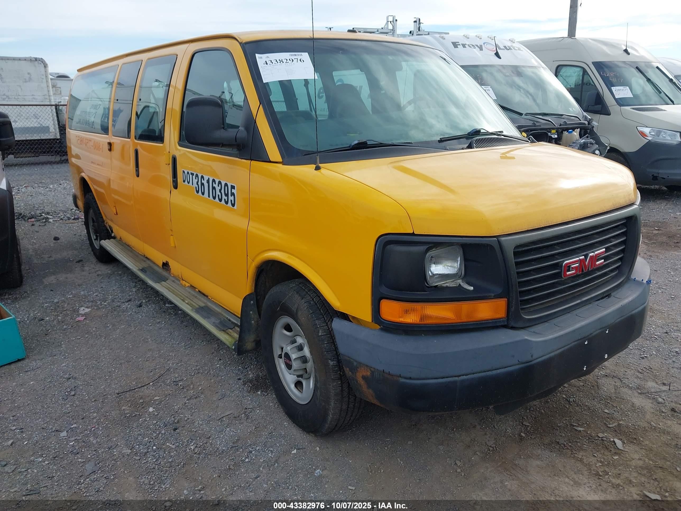 2004 GMC Savana, VIN 1GKHG39U441111287 — Rear end