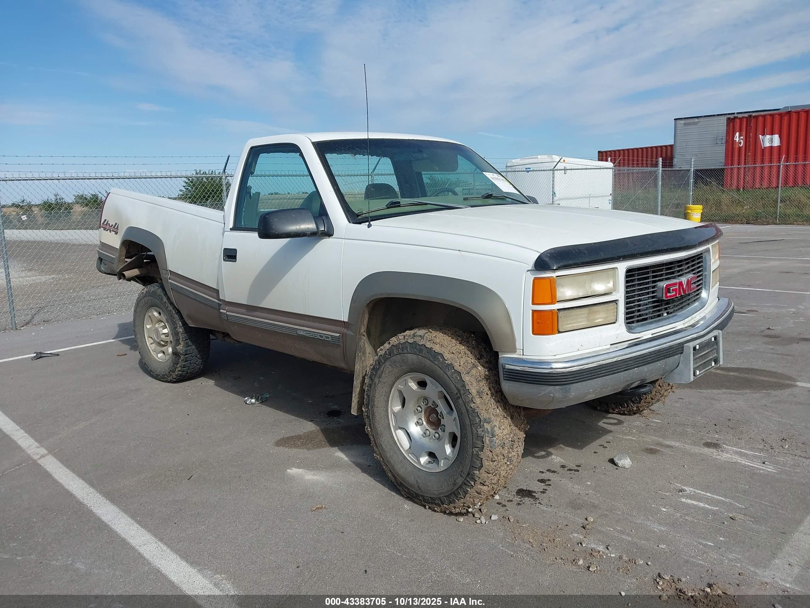 1998 GMC Sierra 2500, VIN 1GTGK24J4WZ537644 — Rear end
