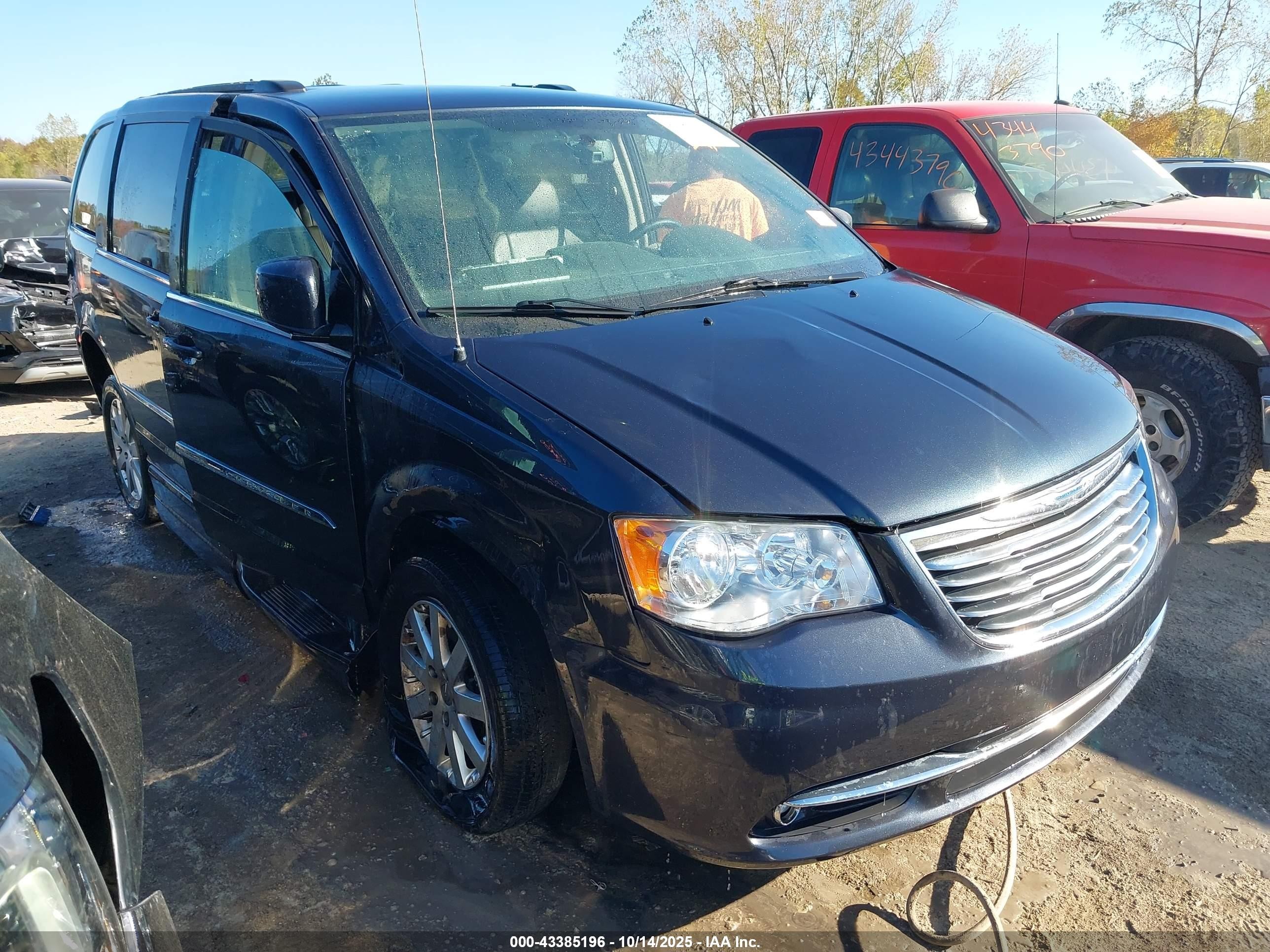 2014 Chrysler Town & Country, VIN 2C7WC1BG2ER221634 — Бок