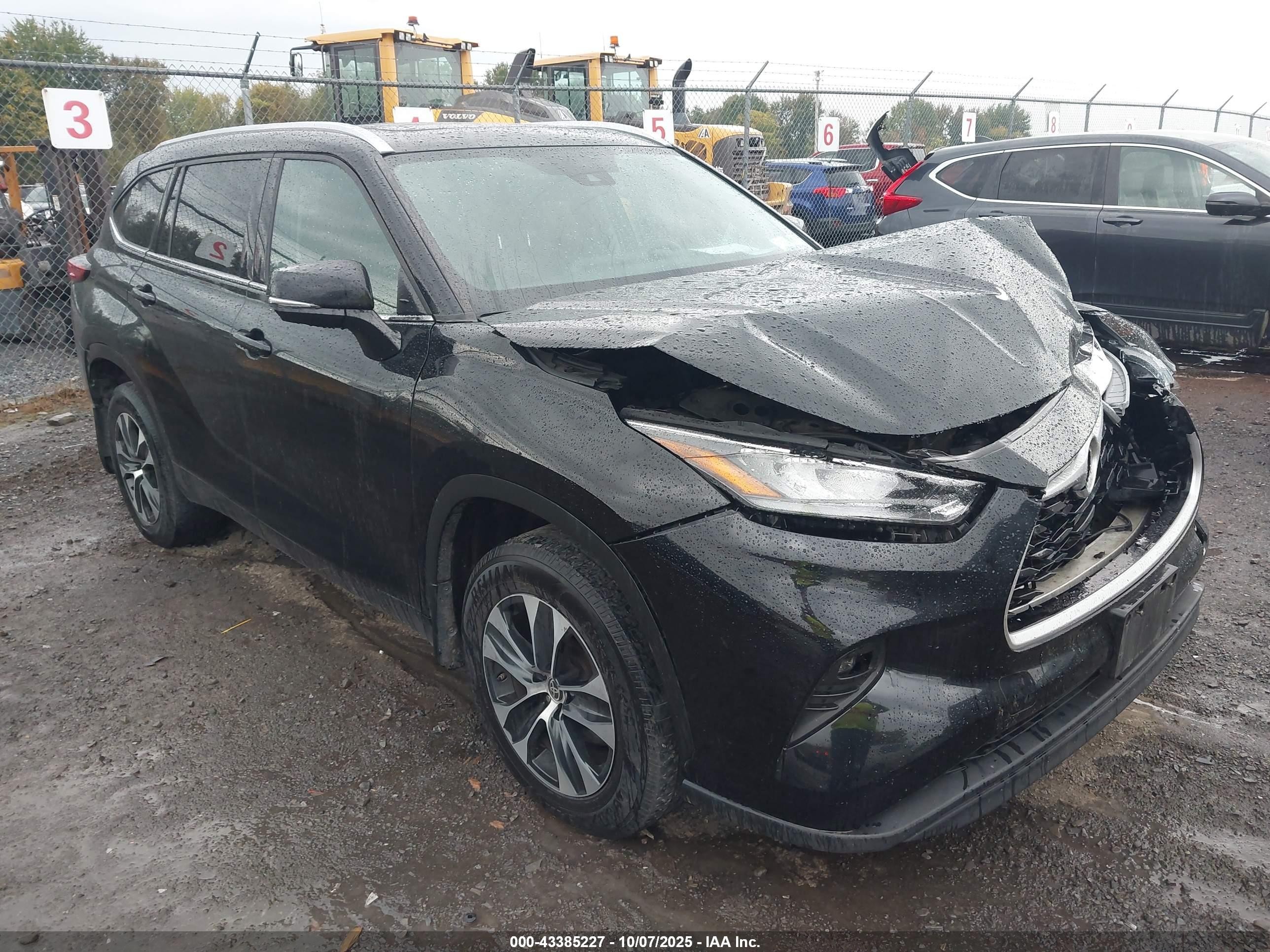 2020 Toyota Highlander XLE, VIN 5TDHZRBH6LS503775 — Front end