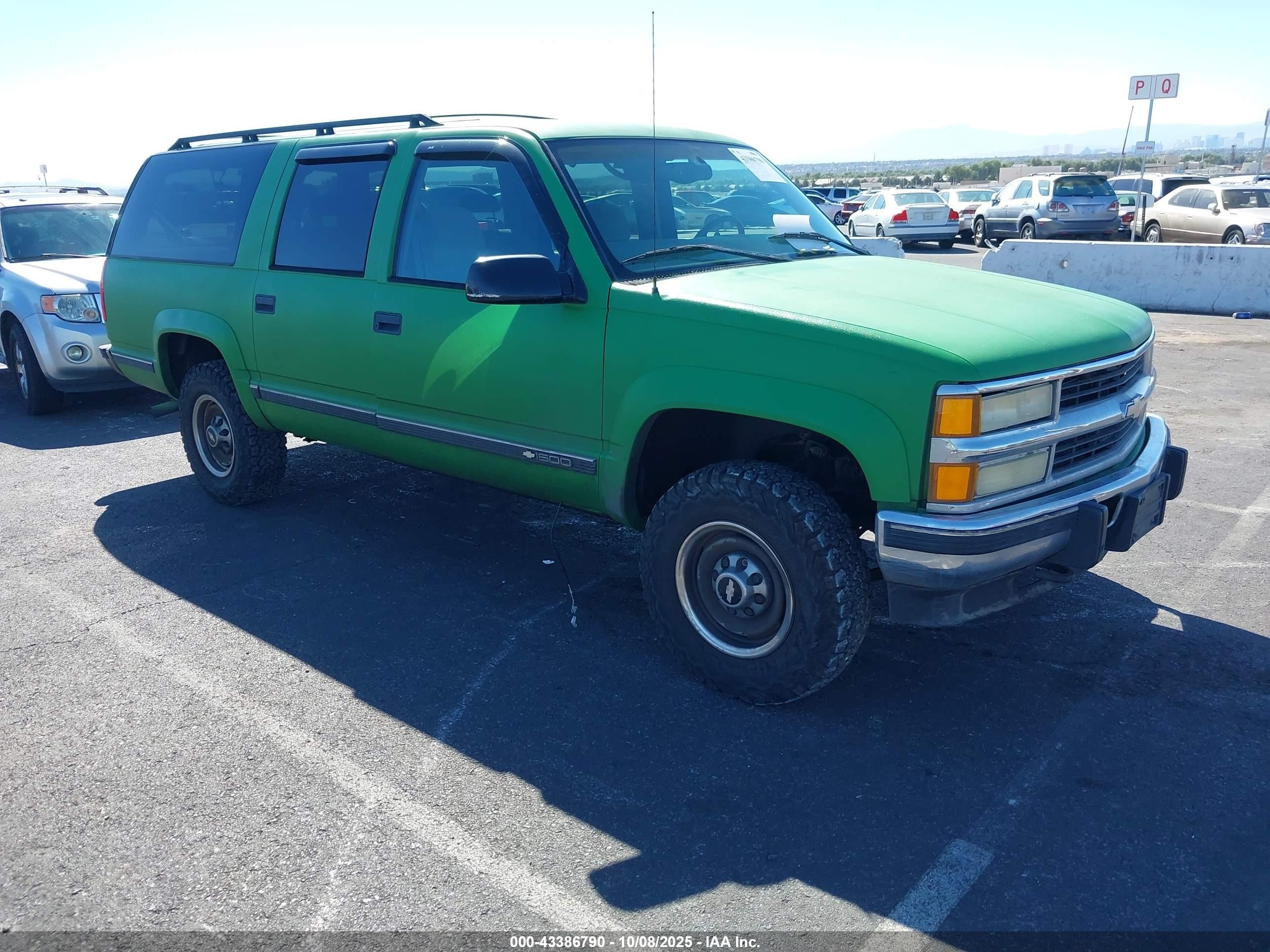 1997 Chevrolet Suburban, VIN 1GNGK16F9VJ359365 — Front end