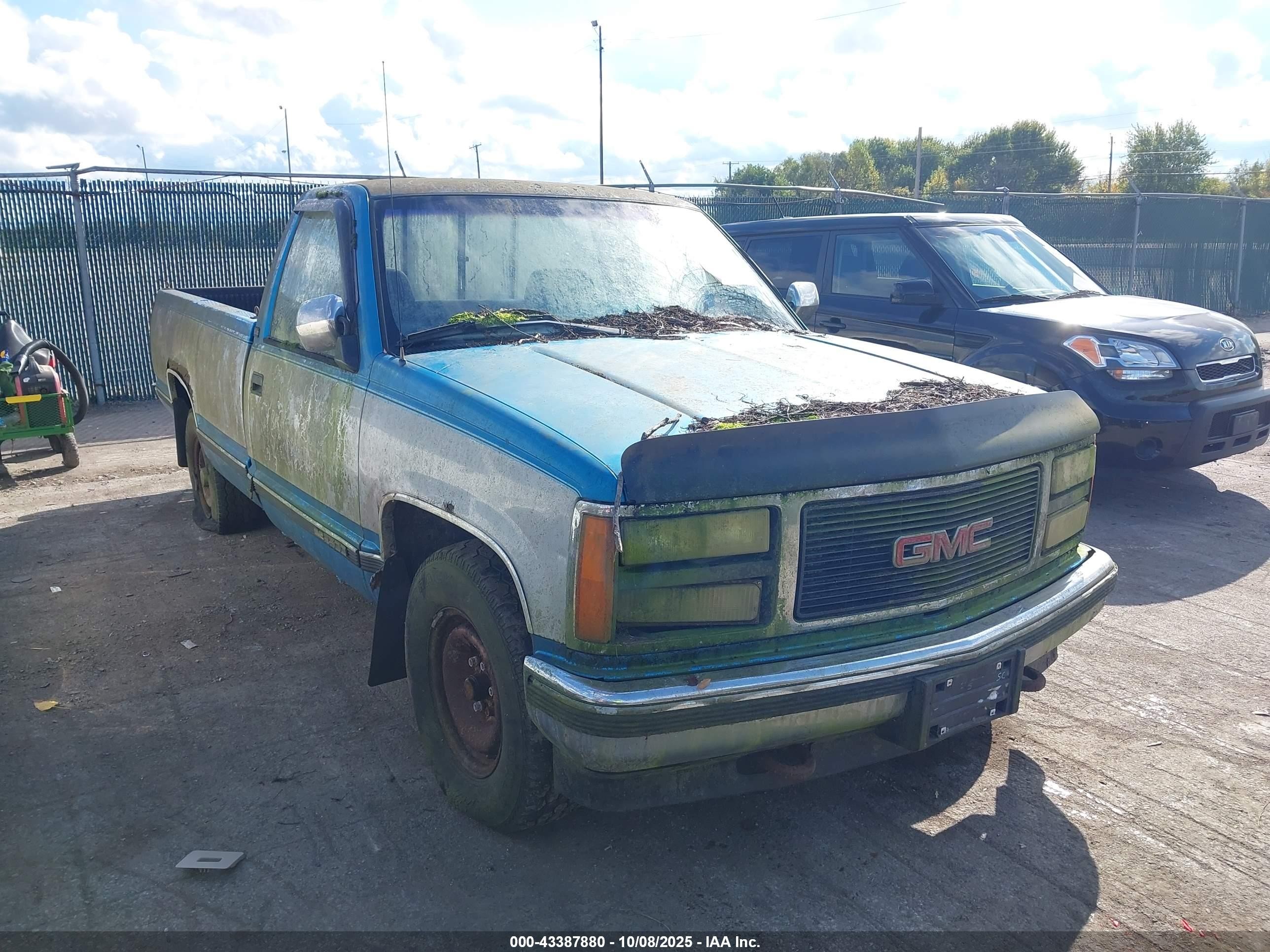 1992 GMC Sierra 2500, VIN 1GTFC24K0NE534960 — Front end