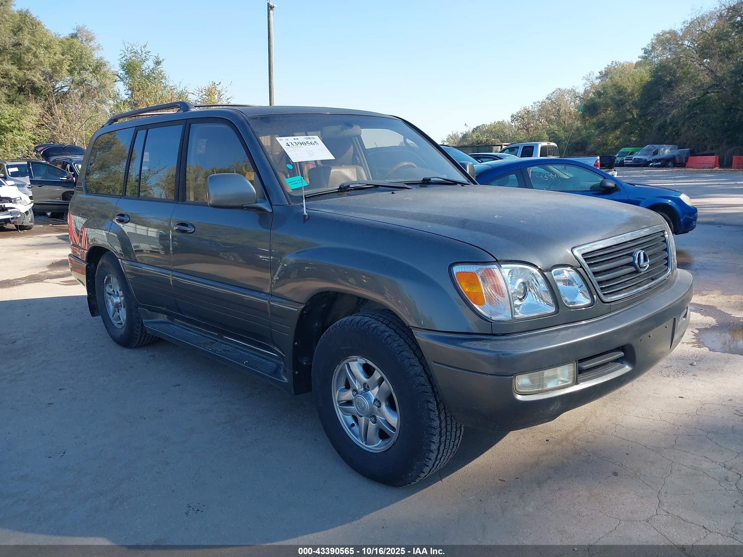 2002 Lexus LX 470, VIN JTJHT00W023516940 — Rear end