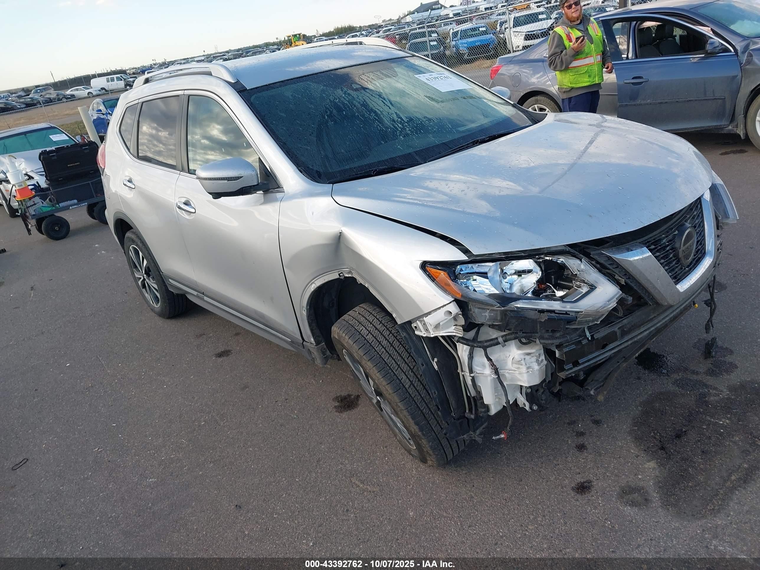 2018 Nissan Rogue SV, VIN JN8AT2MV0JW301898 — Front end