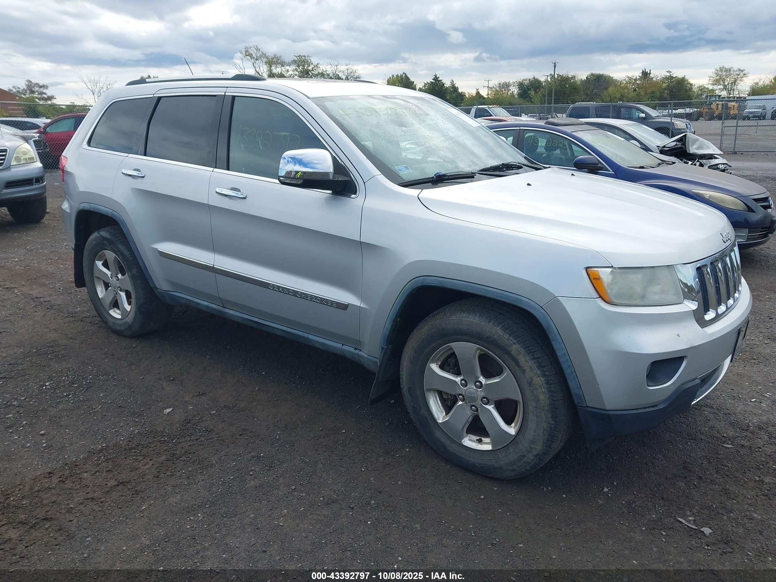 2011 Jeep Grand Cherokee Limited, VIN 1J4RR5GT8BC544218 — Front end