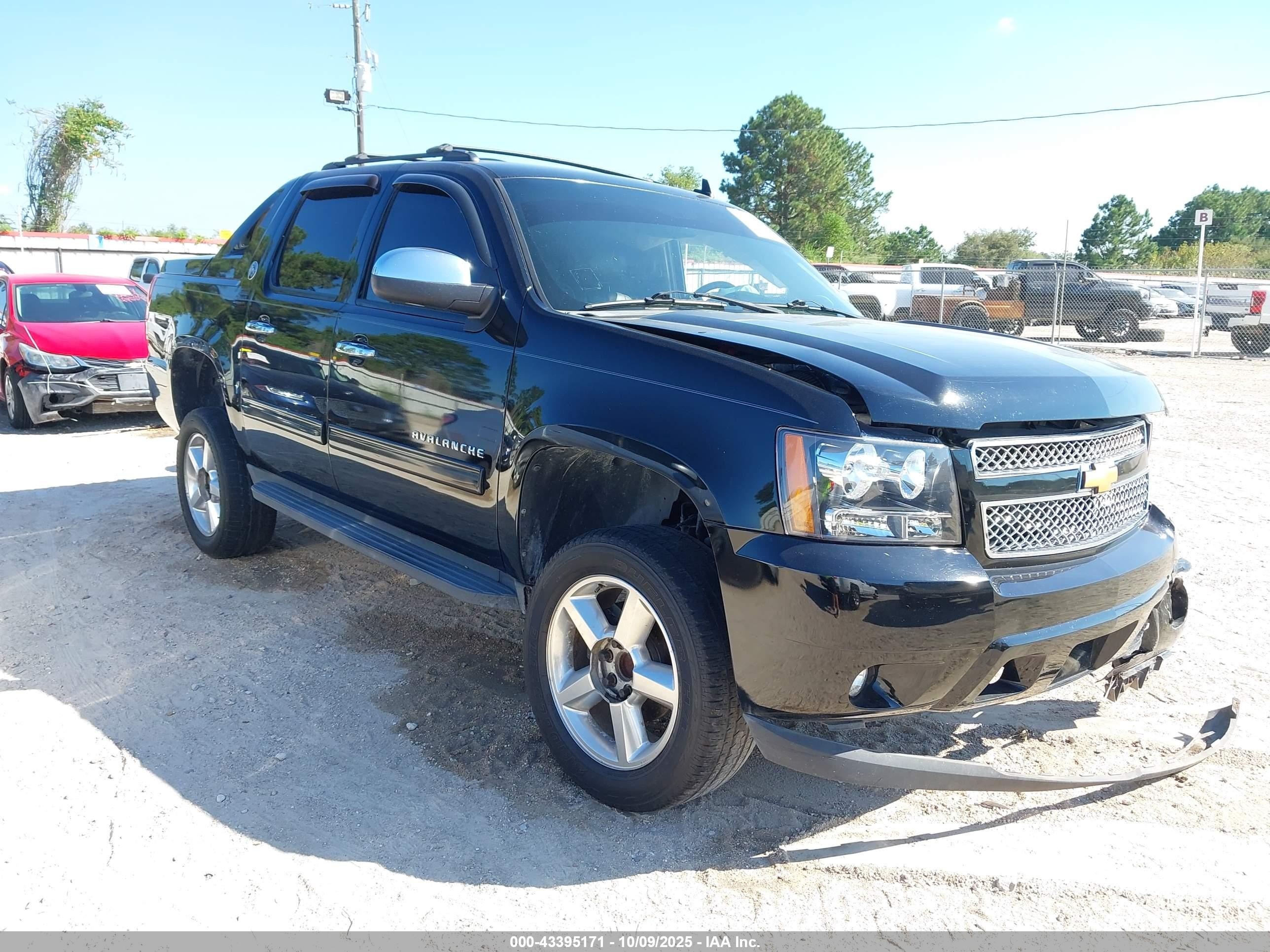 2013 Chevrolet Avalanche LT, VIN 3GNMCFE08DG273961 — Front end