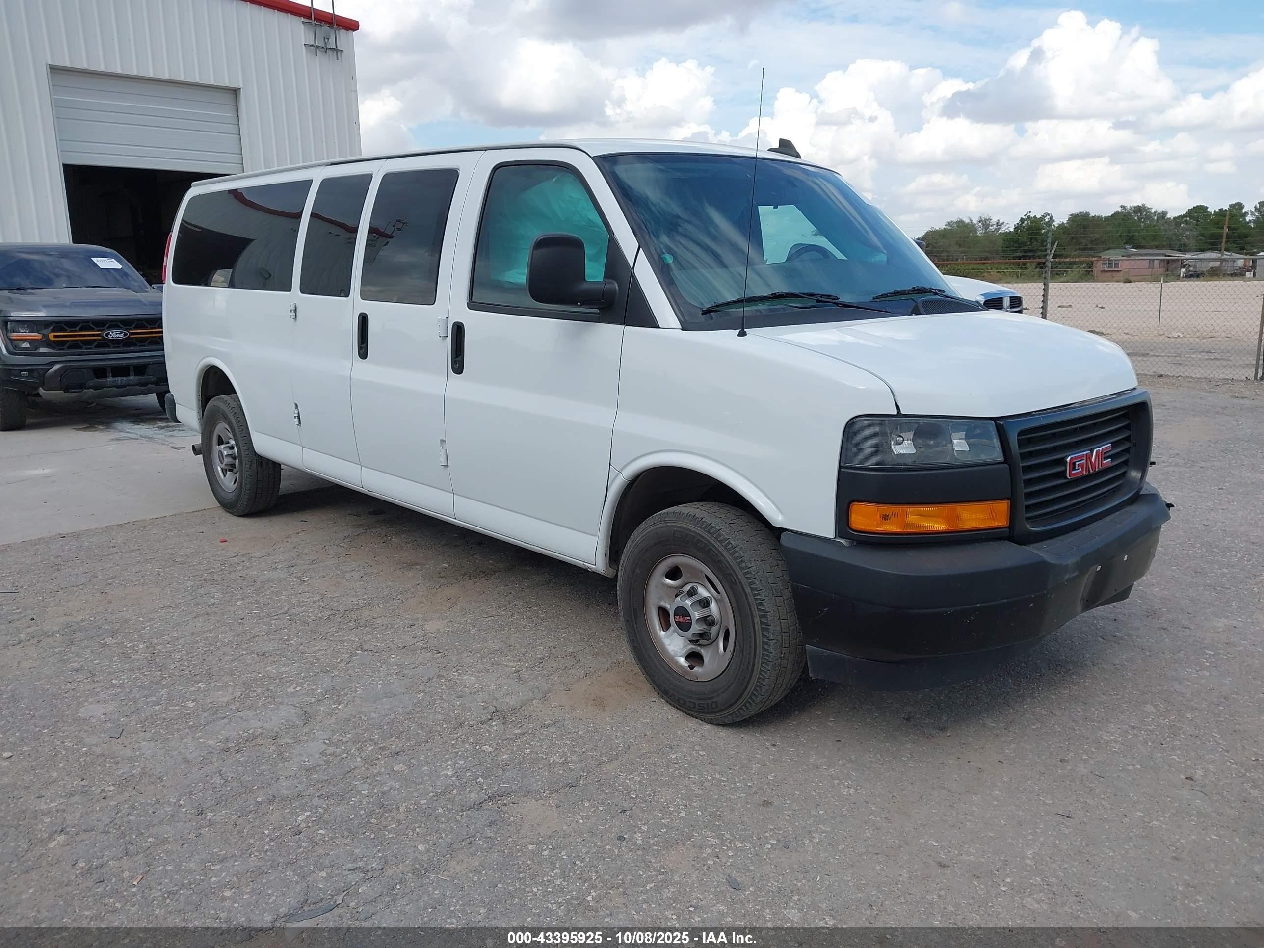 2023 GMC Savana LS, VIN 1GJZ7NFP3P1161461 — Перед