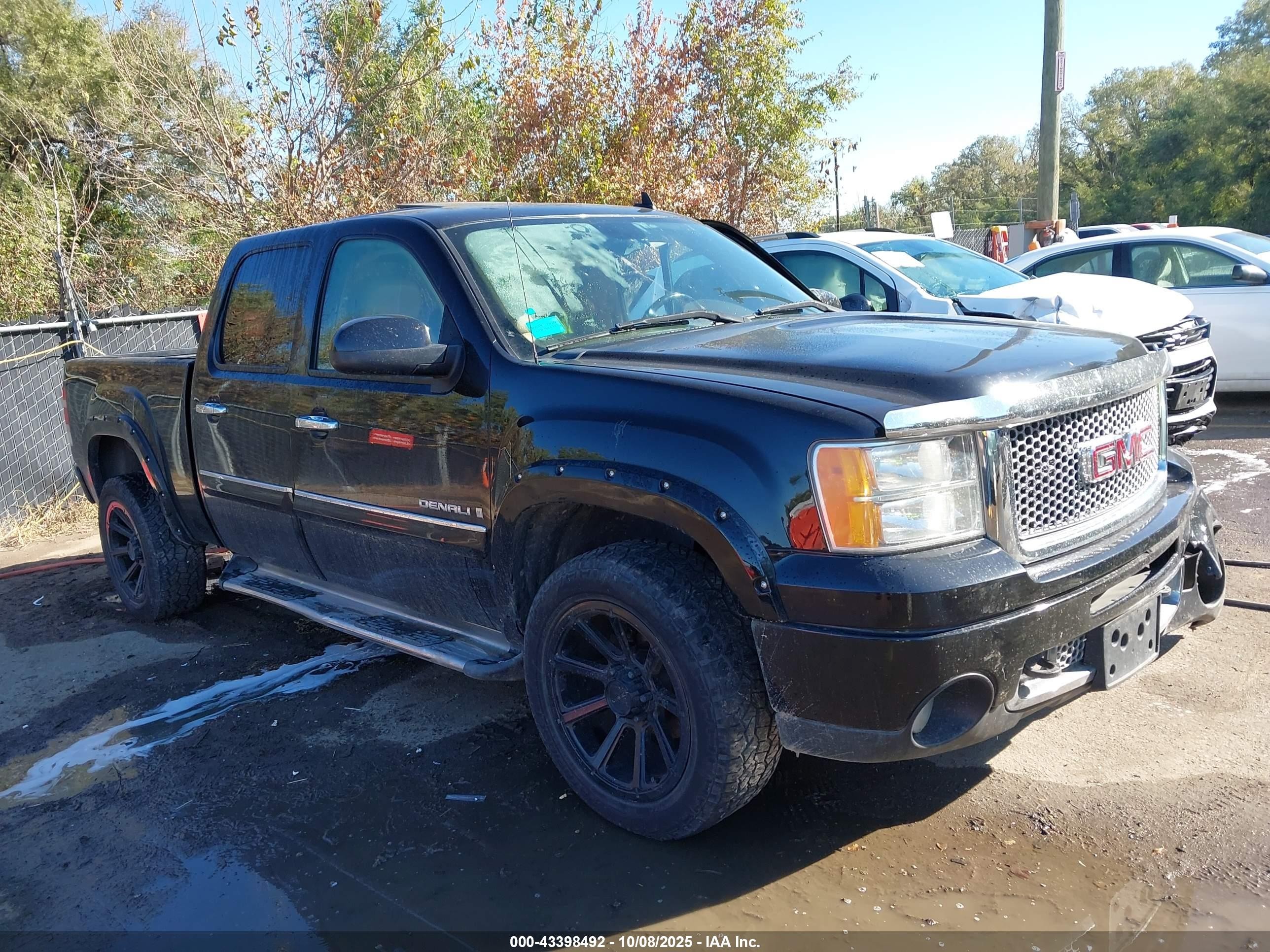 2007 GMC Sierra Denali, VIN 2GTEK638271633621 — Side