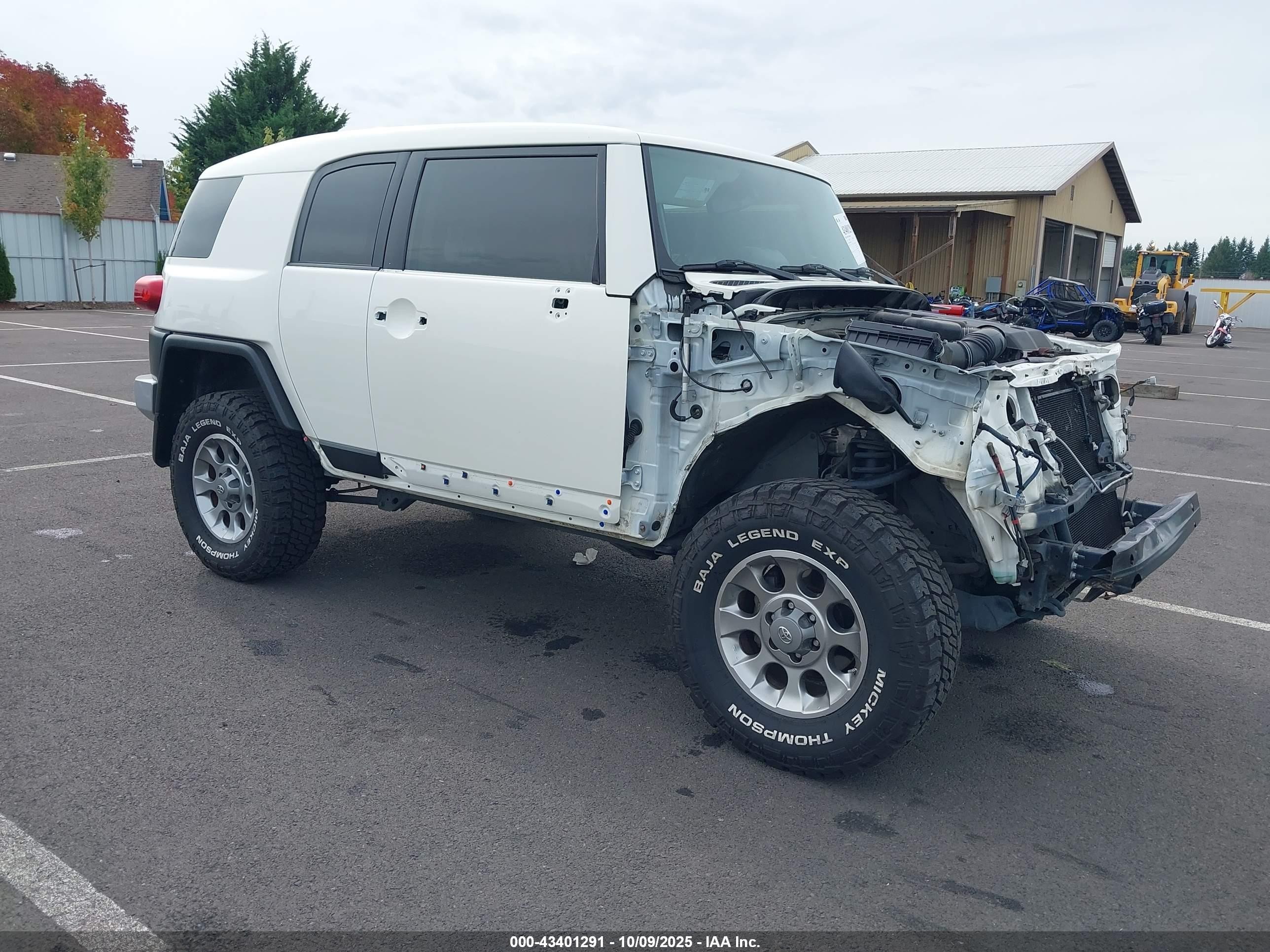 2013 Toyota FJ Cruiser, VIN JTEBU4BF9DK171101 — Front end