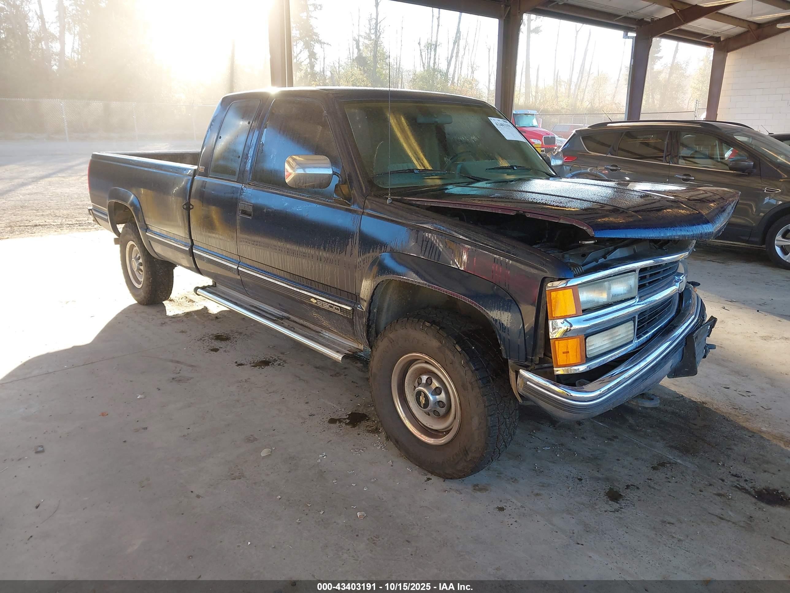 1994 Chevrolet K2500, VIN 1GCGK29K4RE125320 — Front end