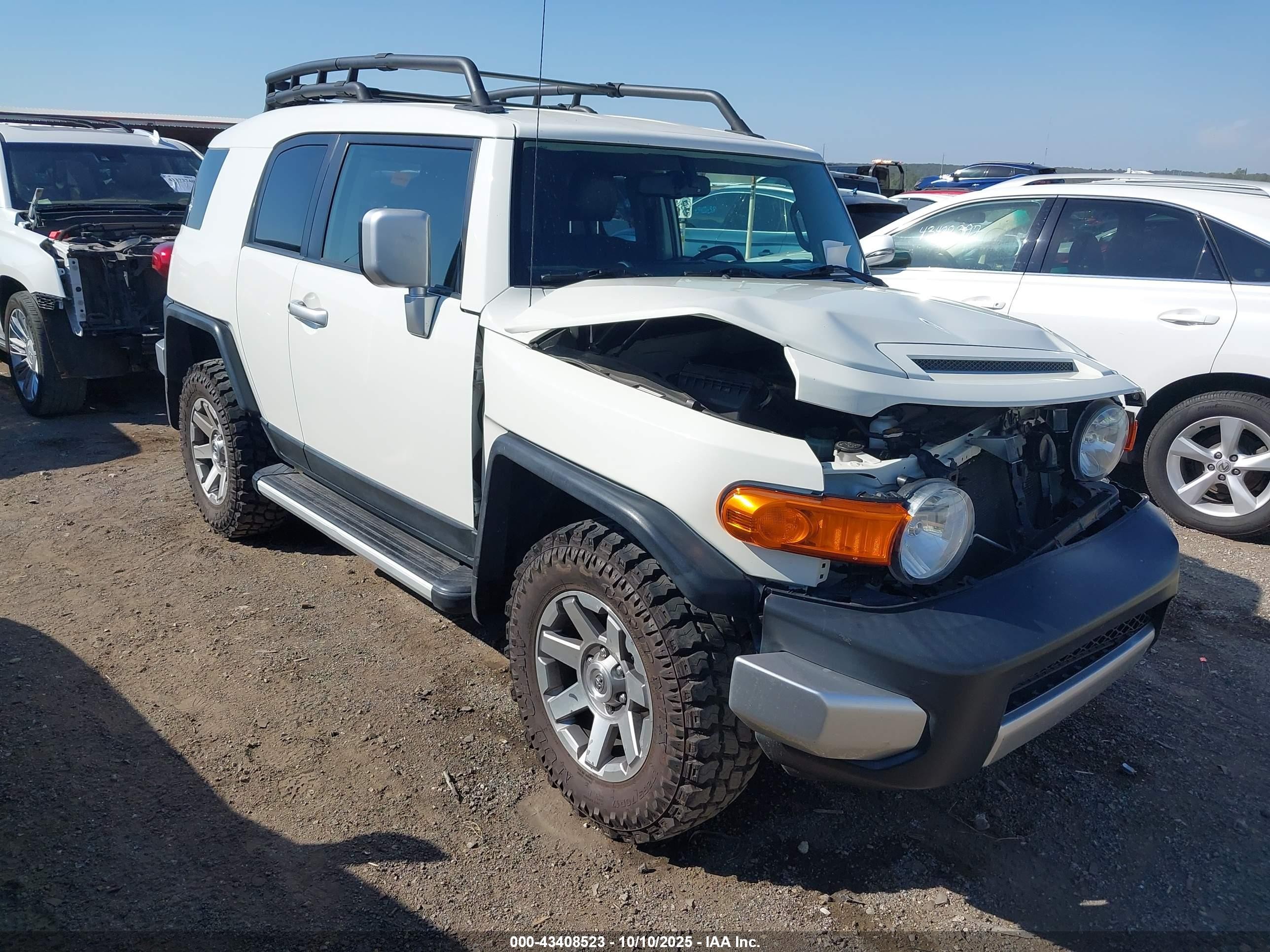2014 Toyota FJ Cruiser, VIN JTEBU4BF7EK177058 — Front end